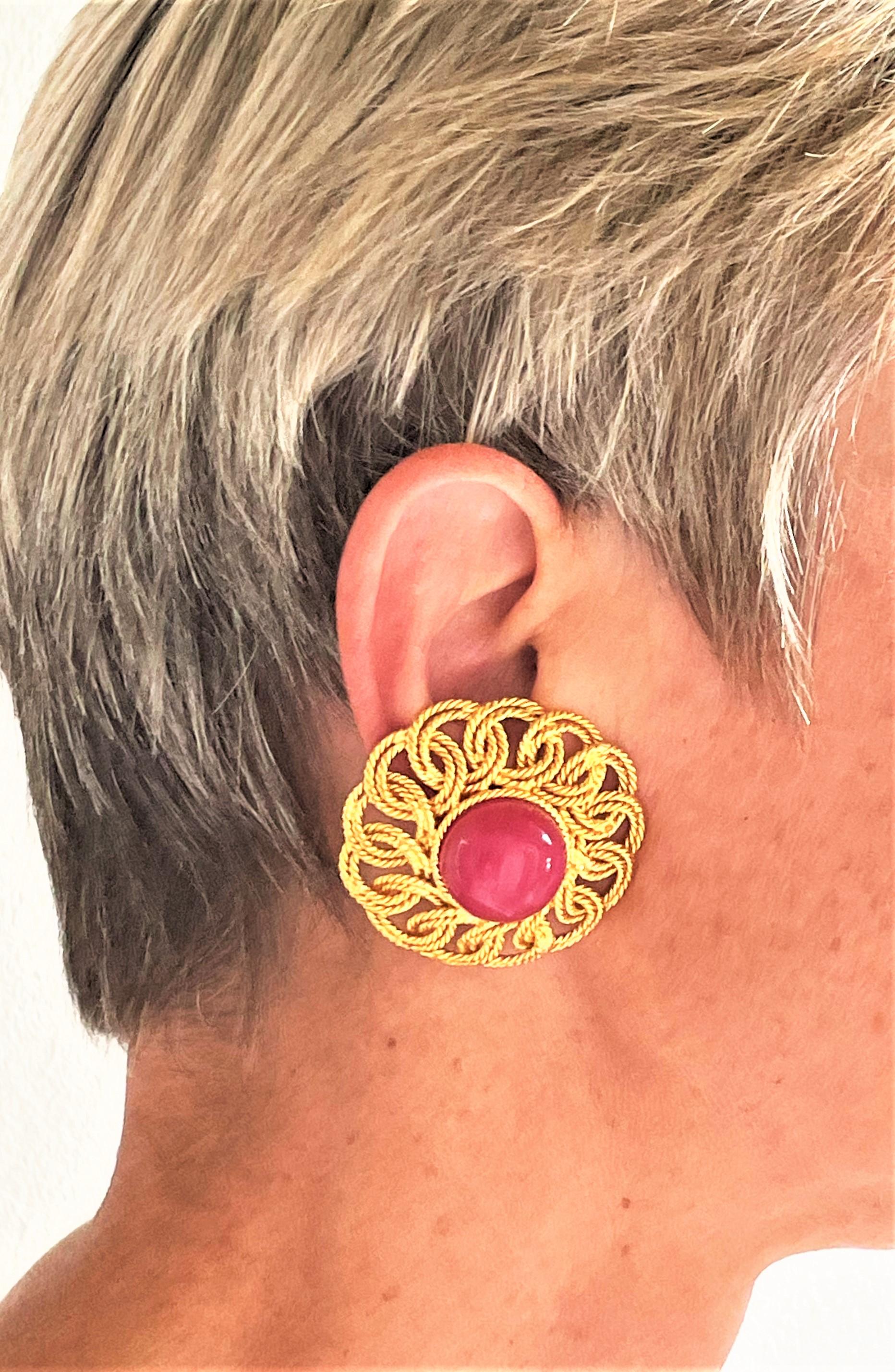 CHANEL clip-on earring designed  by V. de Castellane 1992/93 Paris, gold plated  For Sale 2