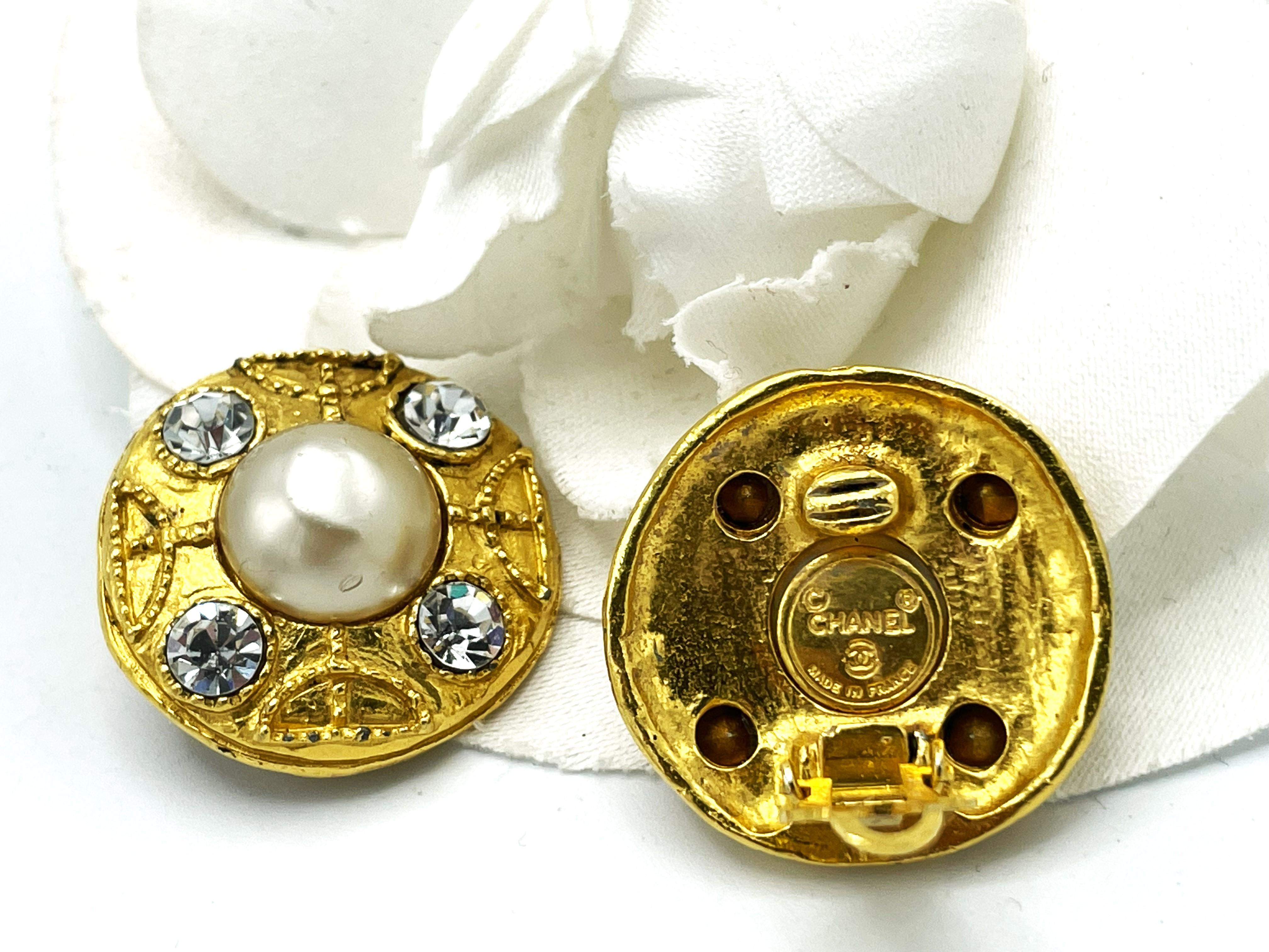 CHANEL CLIP-ON EARRING, früher seltener Ohrclip aus den 1970/80er Jahren, 24 Karat vergoldet im Angebot 1