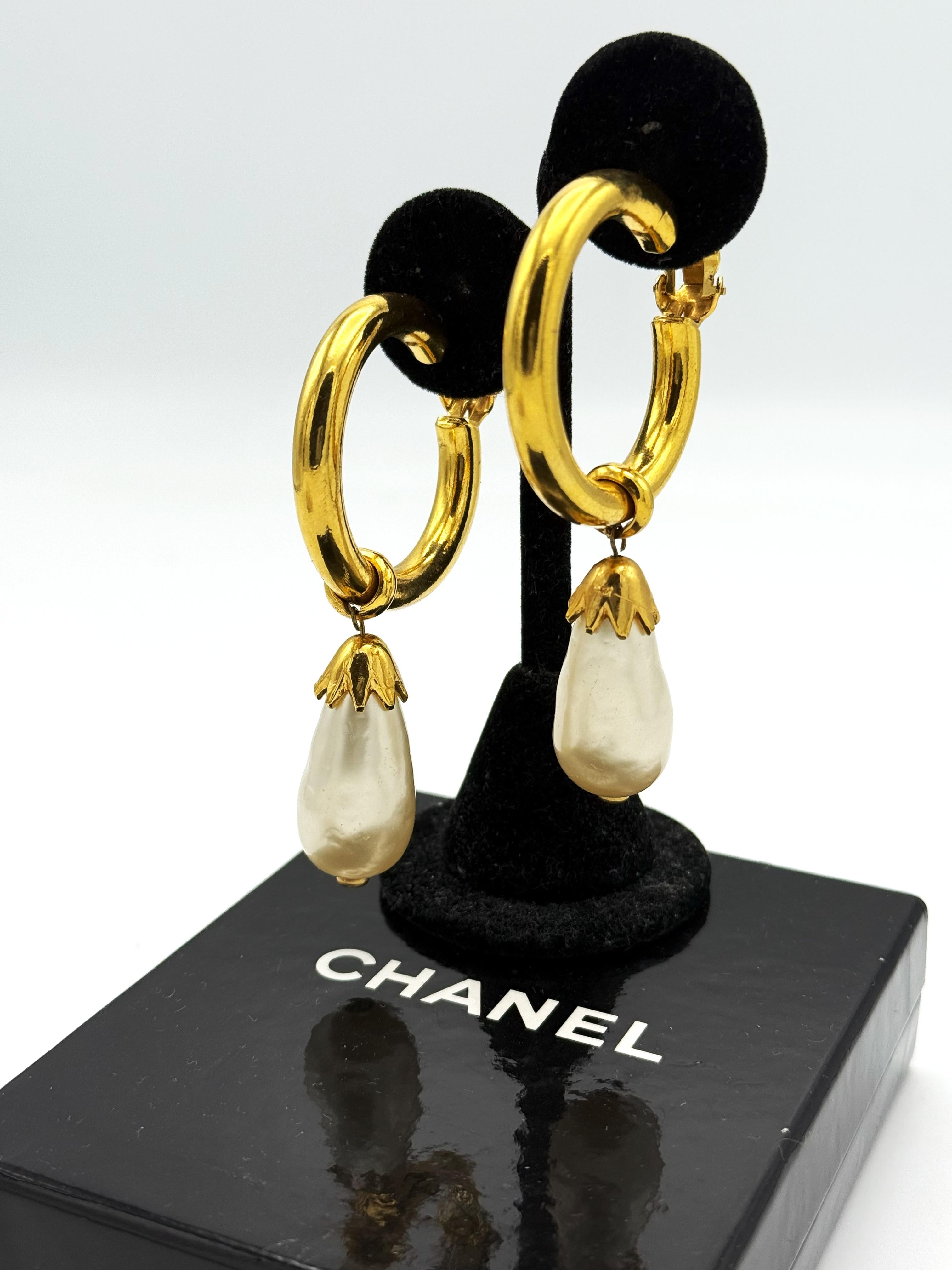 Taglio ovale Orecchini a clip Chanel, perla ovale larga creola pendente, placcati oro in vendita