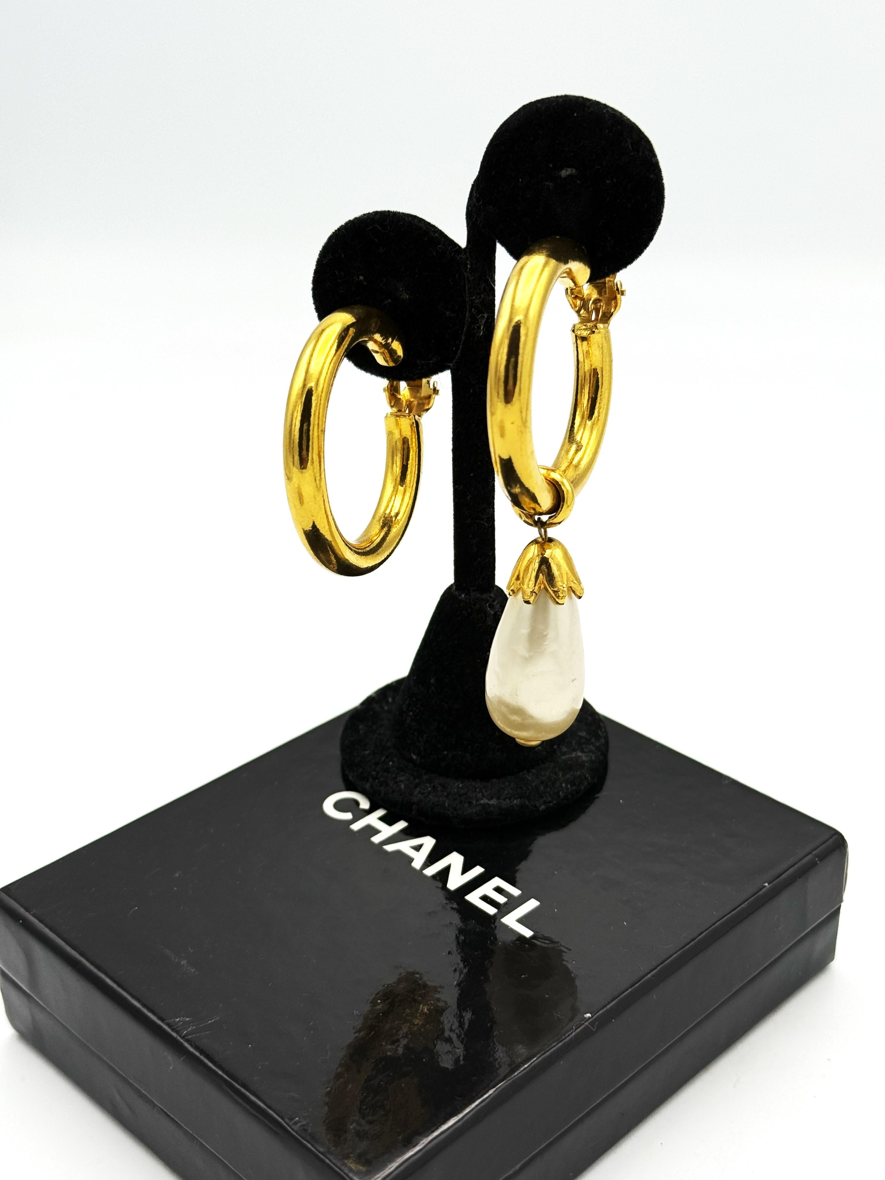 Orecchini a clip Chanel, perla ovale larga creola pendente, placcati oro In condizioni ottime in vendita a Stuttgart, DE