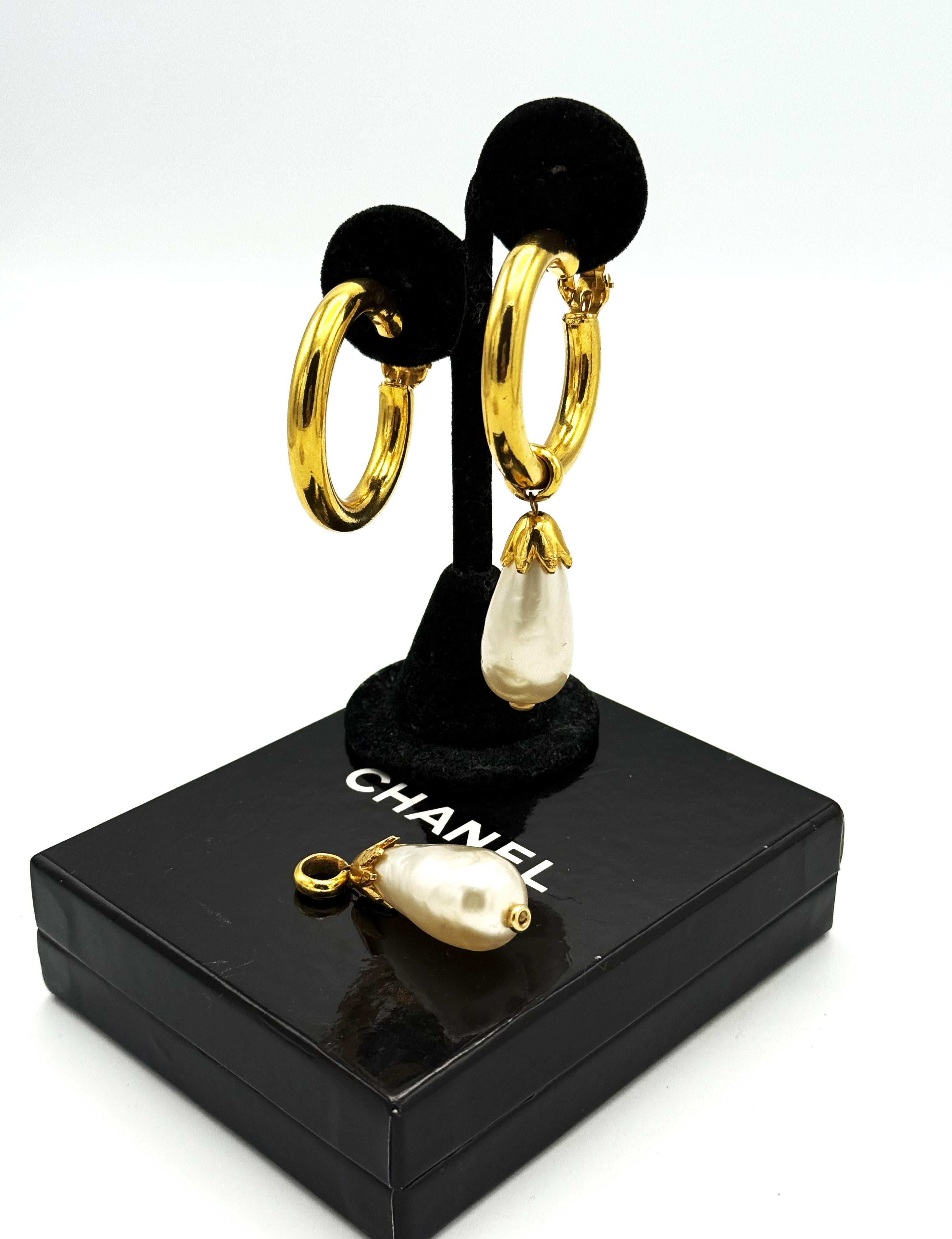 Donna Orecchini a clip Chanel, perla ovale larga creola pendente, placcati oro in vendita