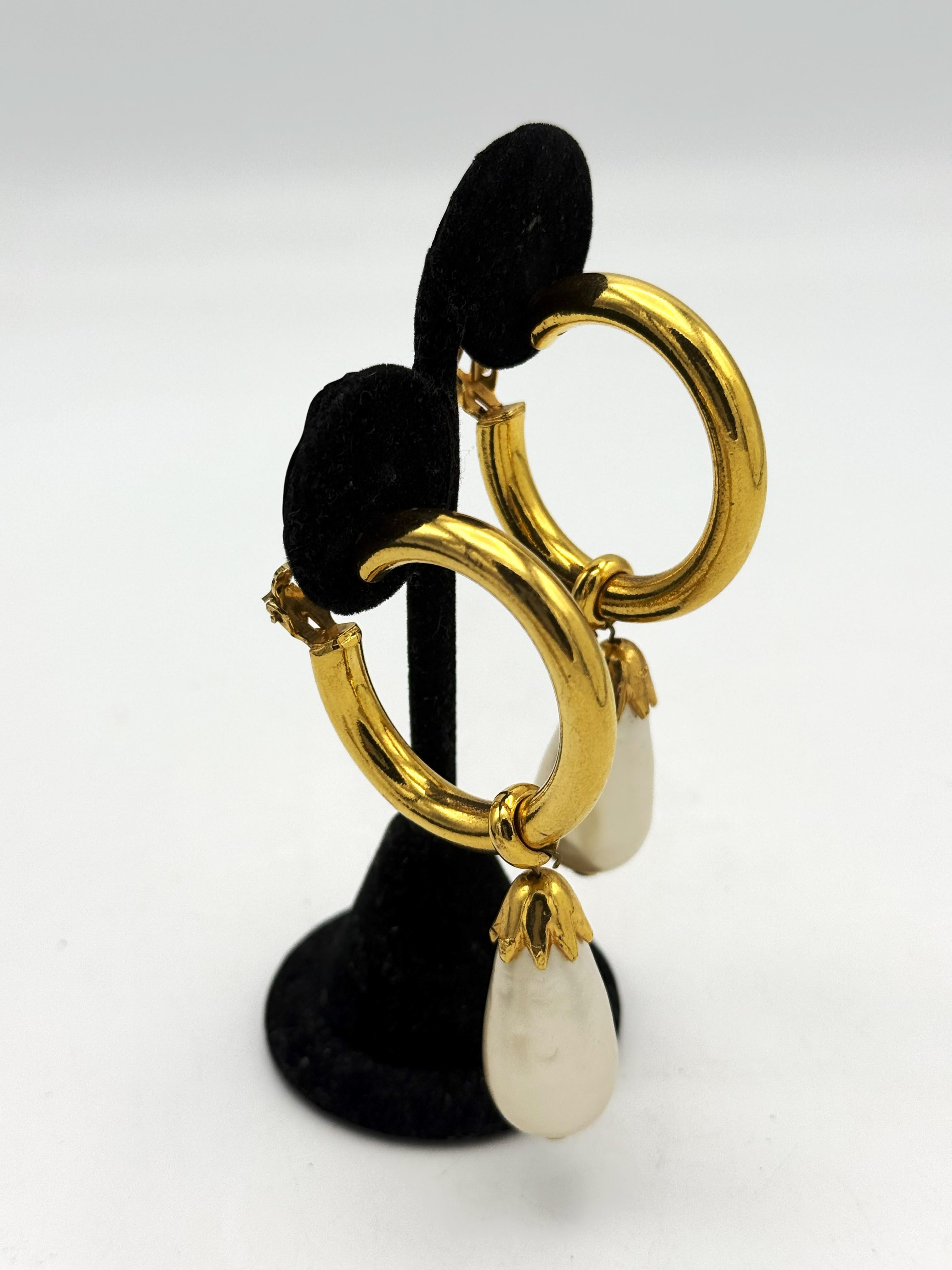 Orecchini a clip Chanel, perla ovale larga creola pendente, placcati oro in vendita 2