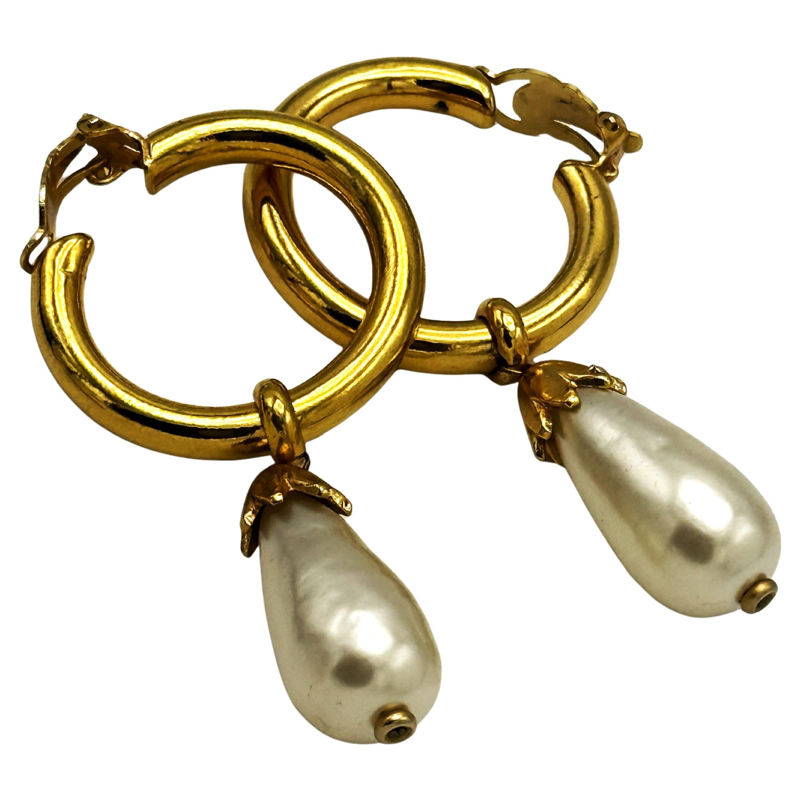 Orecchini a clip Chanel, perla ovale larga creola pendente, placcati oro in vendita