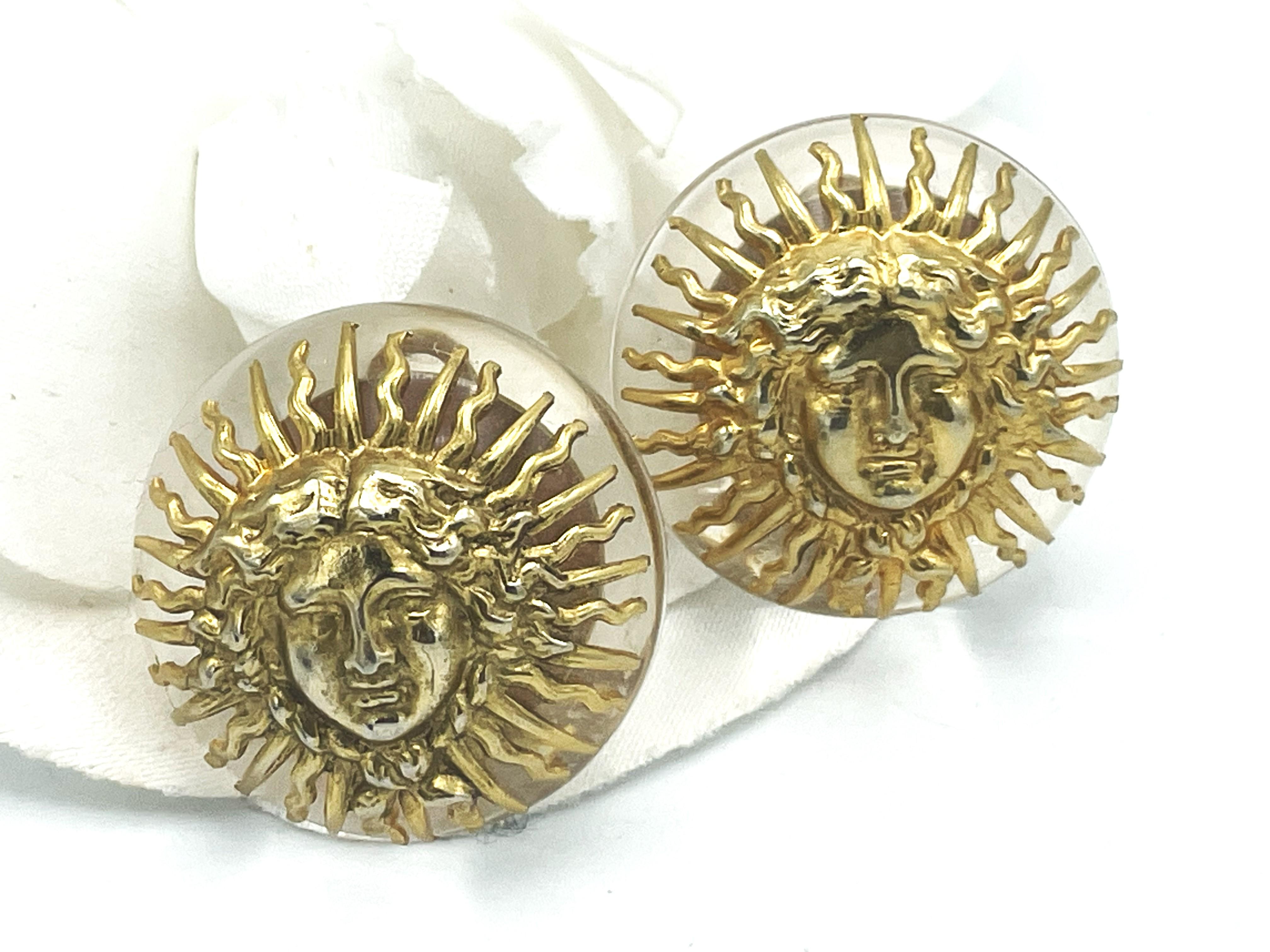 CHANEL Boucle d'oreille à clip, Lucite, avec 'Le Roi Soleil' plaqué or CHANEL 1950-71 Pour femmes en vente