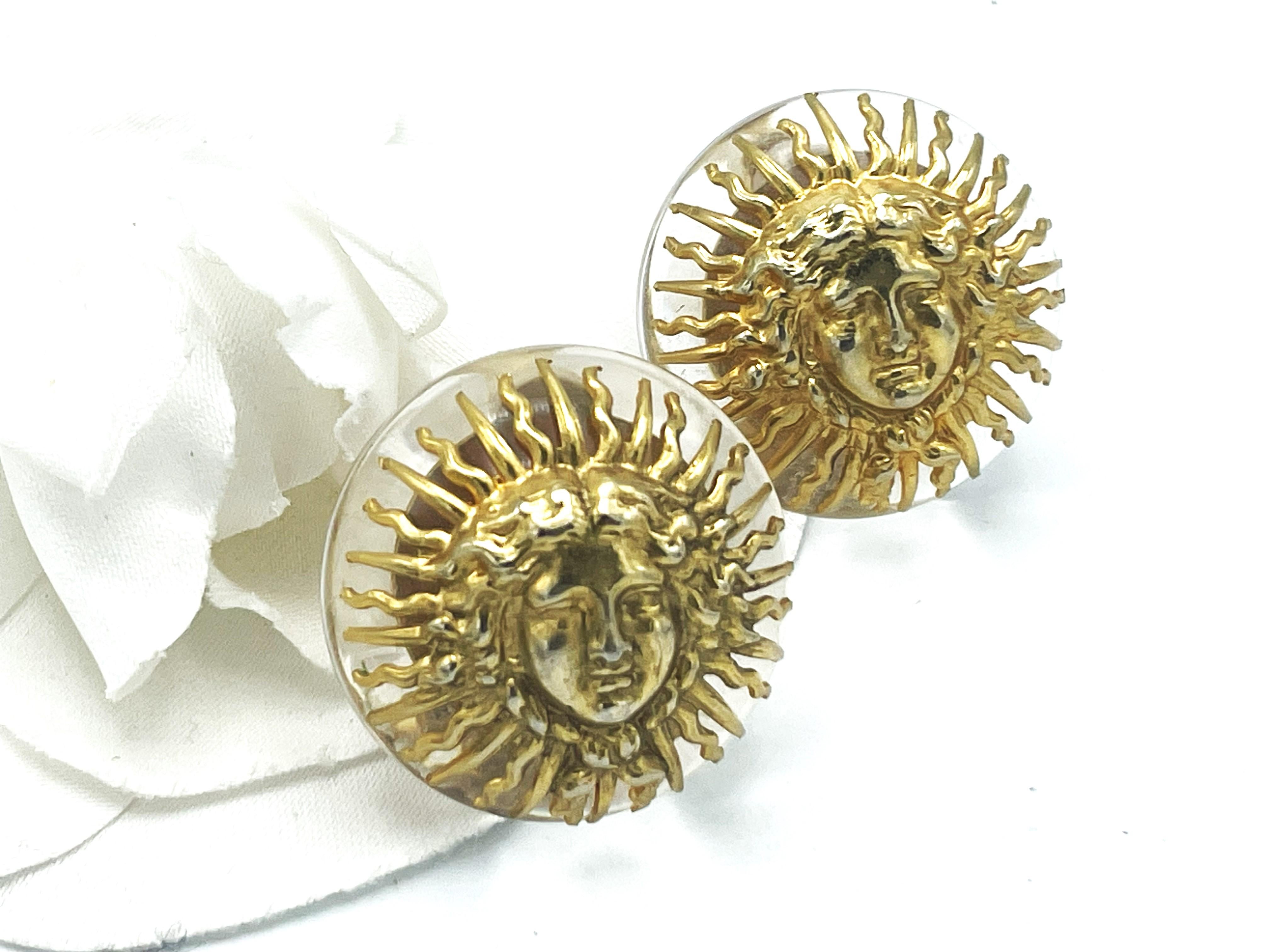 CHANEL Boucle d'oreille à clip, Lucite, avec 'Le Roi Soleil' plaqué or CHANEL 1950-71 en vente 2