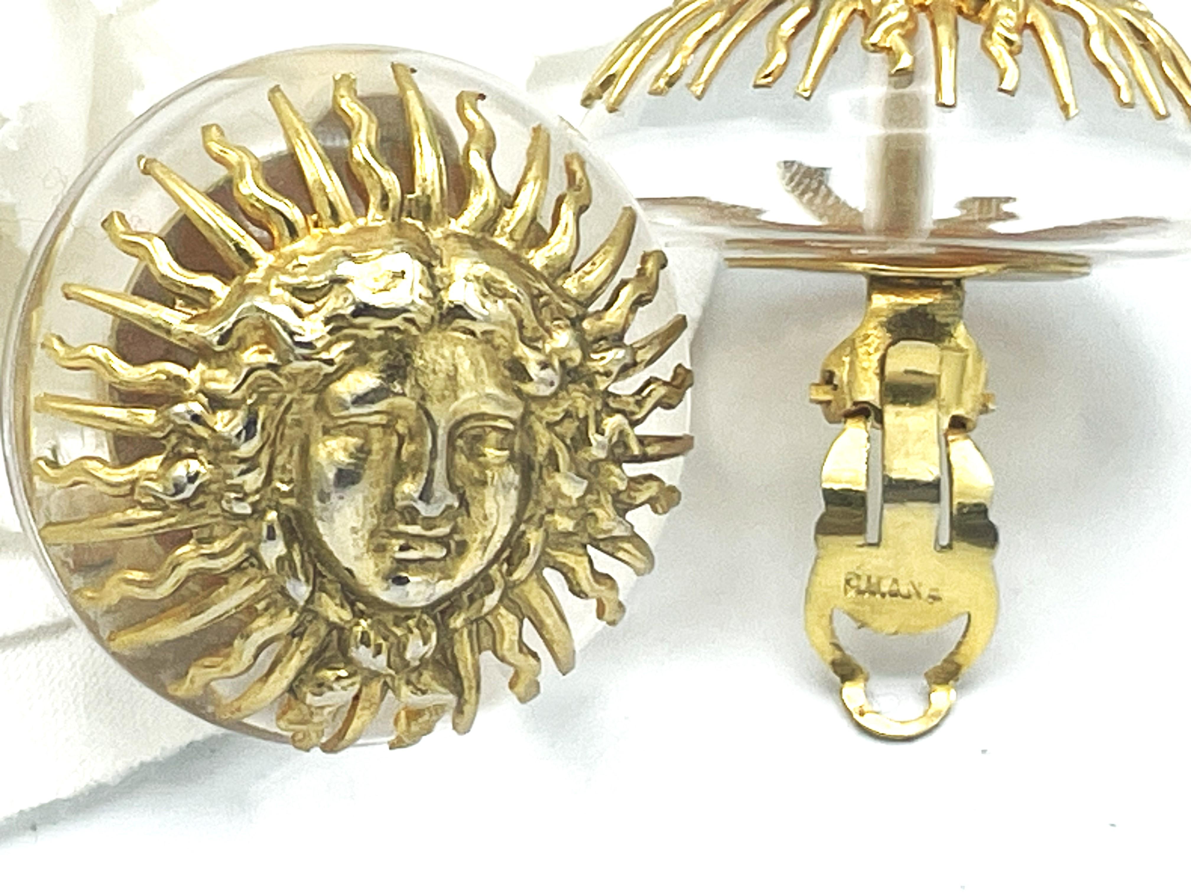 CHANEL Boucle d'oreille à clip, Lucite, avec 'Le Roi Soleil' plaqué or CHANEL 1950-71 en vente 3