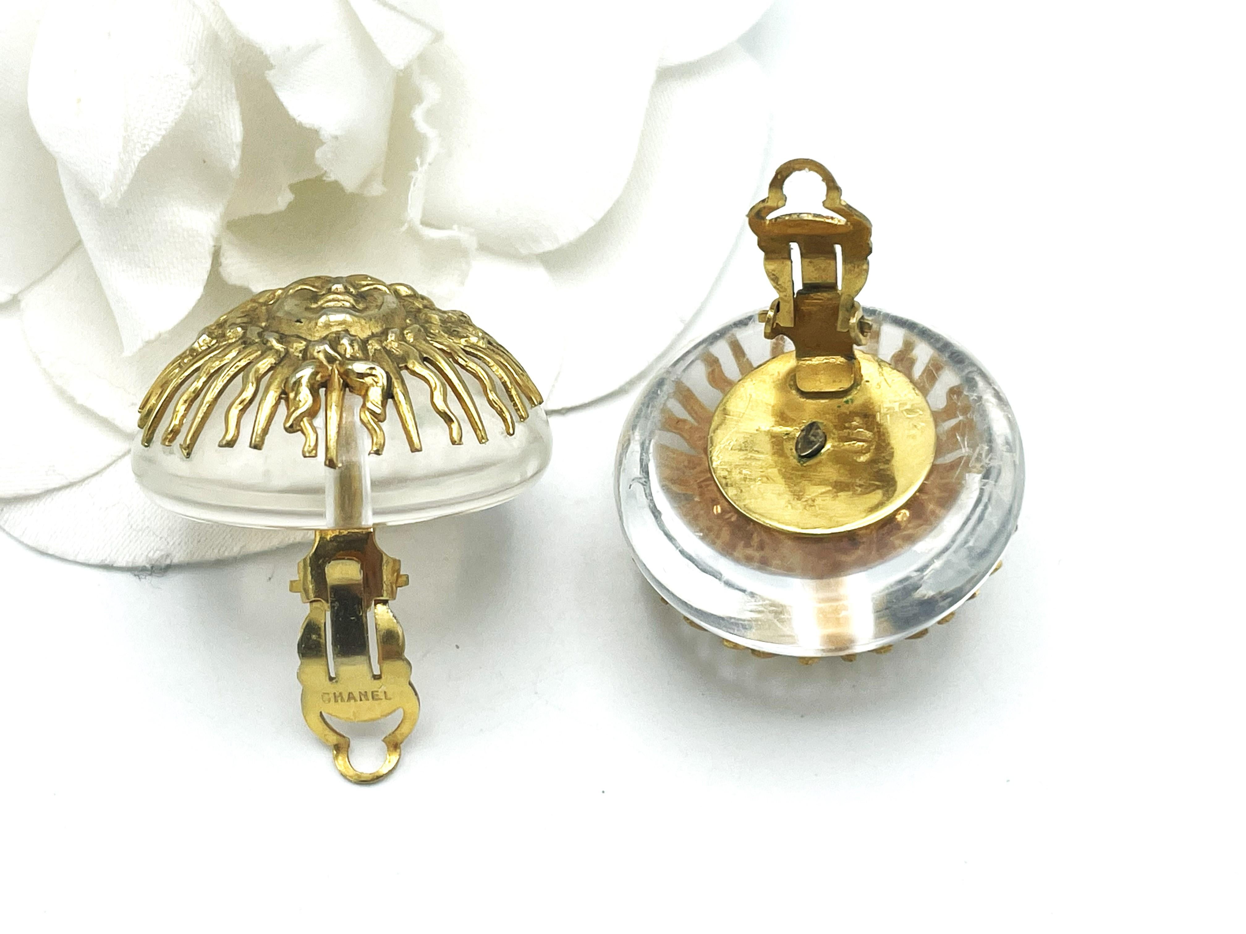 CHANEL Boucle d'oreille à clip, Lucite, avec 'Le Roi Soleil' plaqué or CHANEL 1950-71 en vente 4