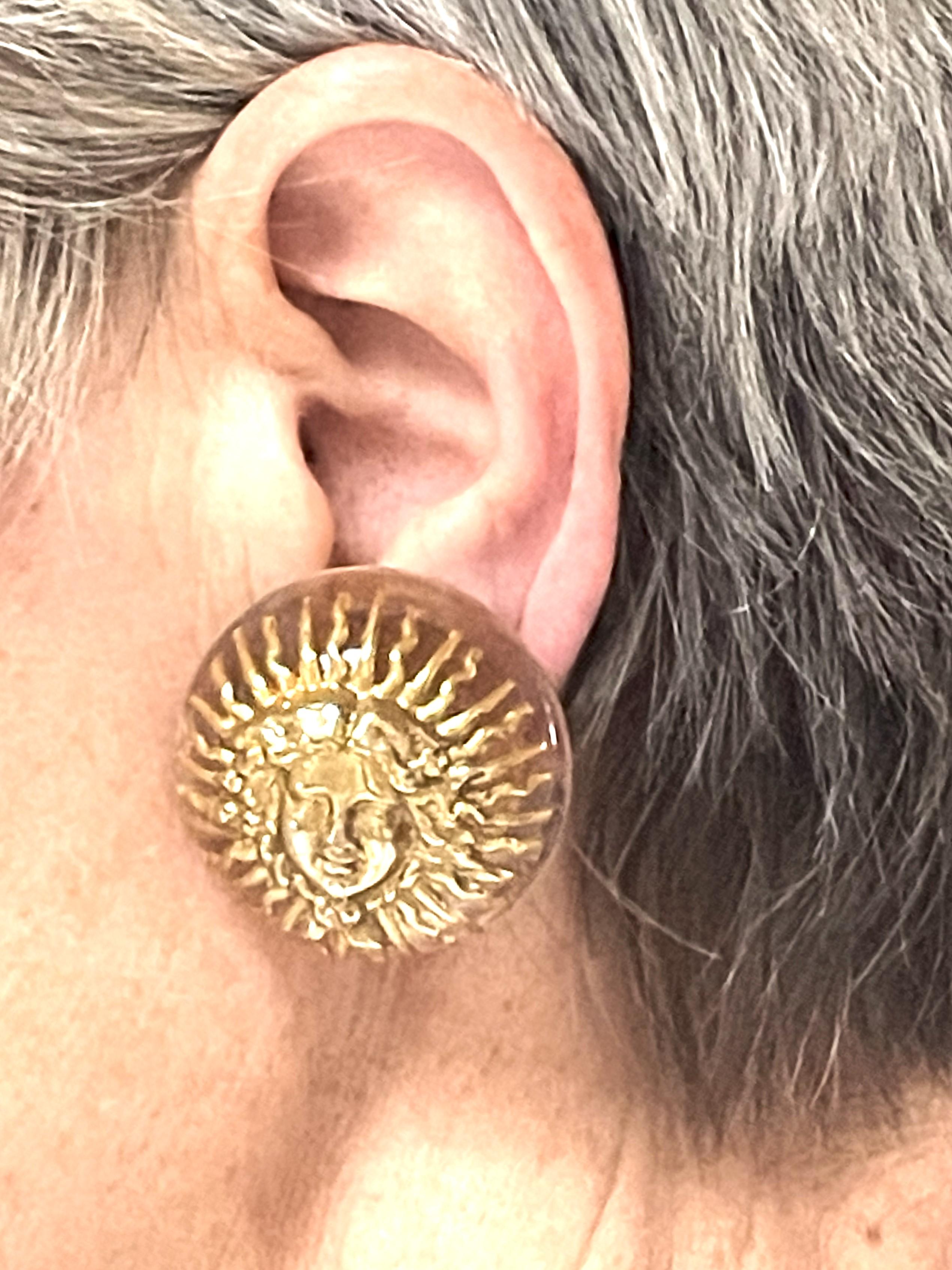 CHANEL Boucle d'oreille à clip, Lucite, avec 'Le Roi Soleil' plaqué or CHANEL 1950-71 en vente 5