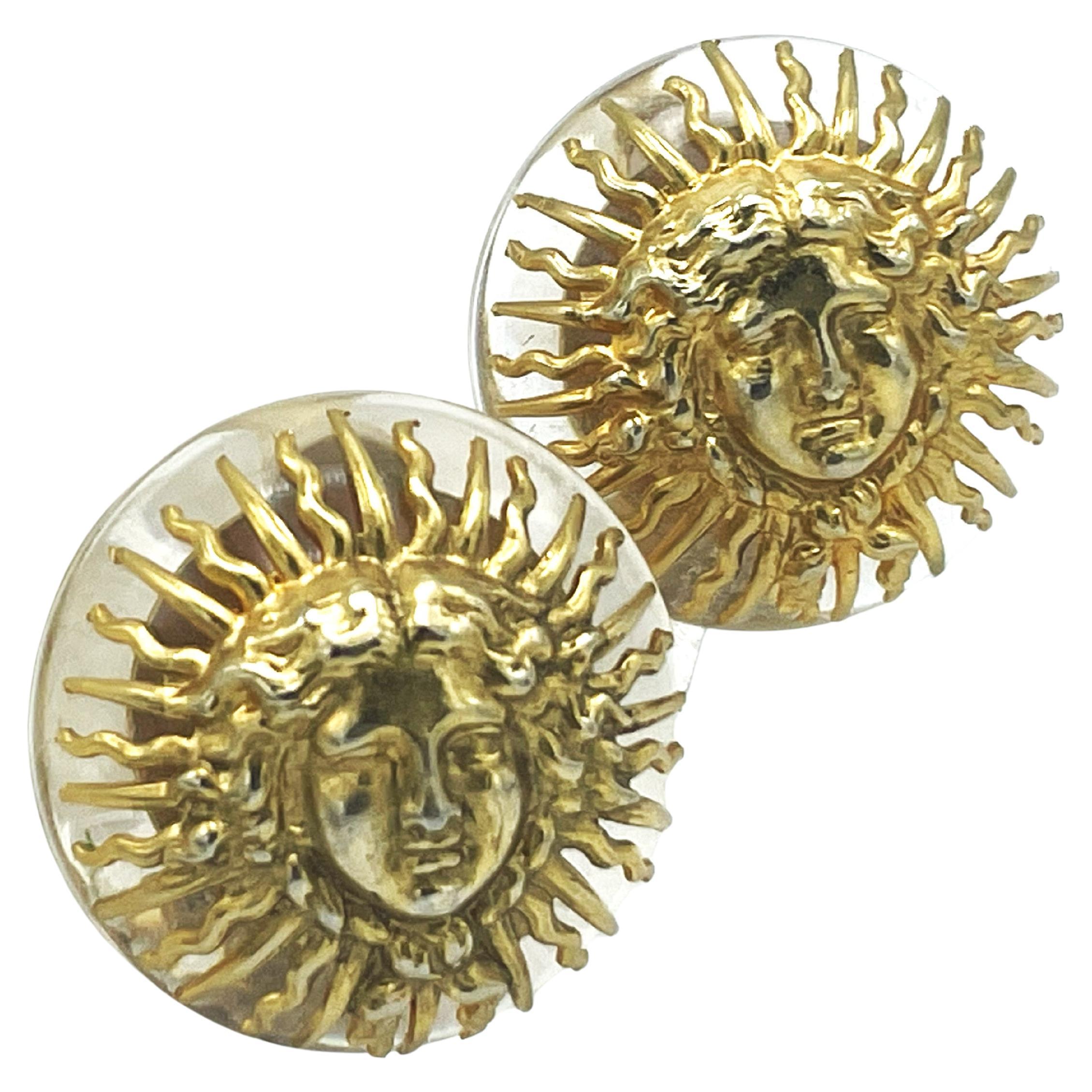 CHANEL Boucle d'oreille à clip, Lucite, avec 'Le Roi Soleil' plaqué or CHANEL 1950-71 Bon état - En vente à Stuttgart, DE