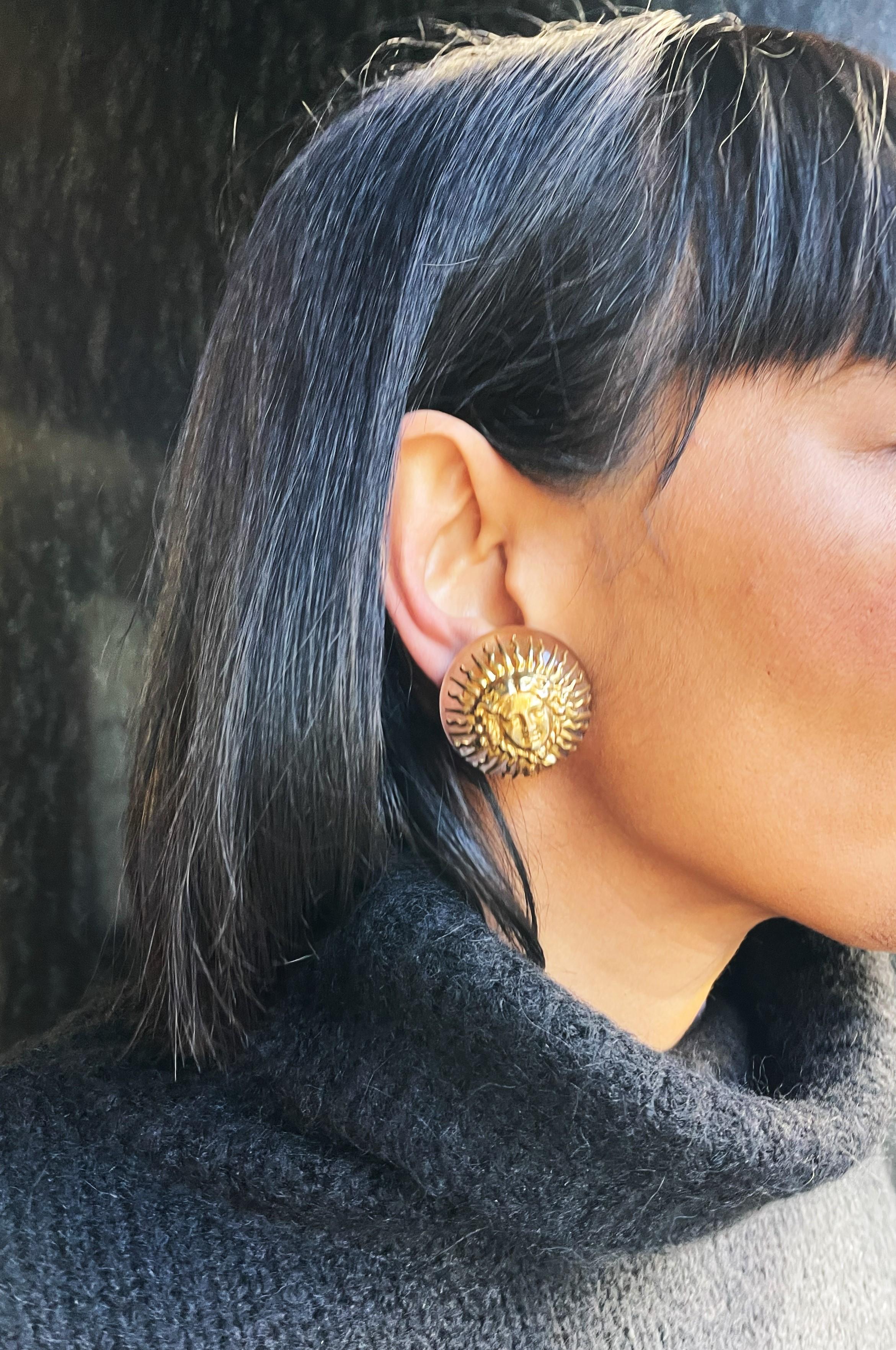 CHANEL Boucle d'oreille à clip, Lucite, avec 'Le Roi Soleil' plaqué or CHANEL 1950-71 en vente 6