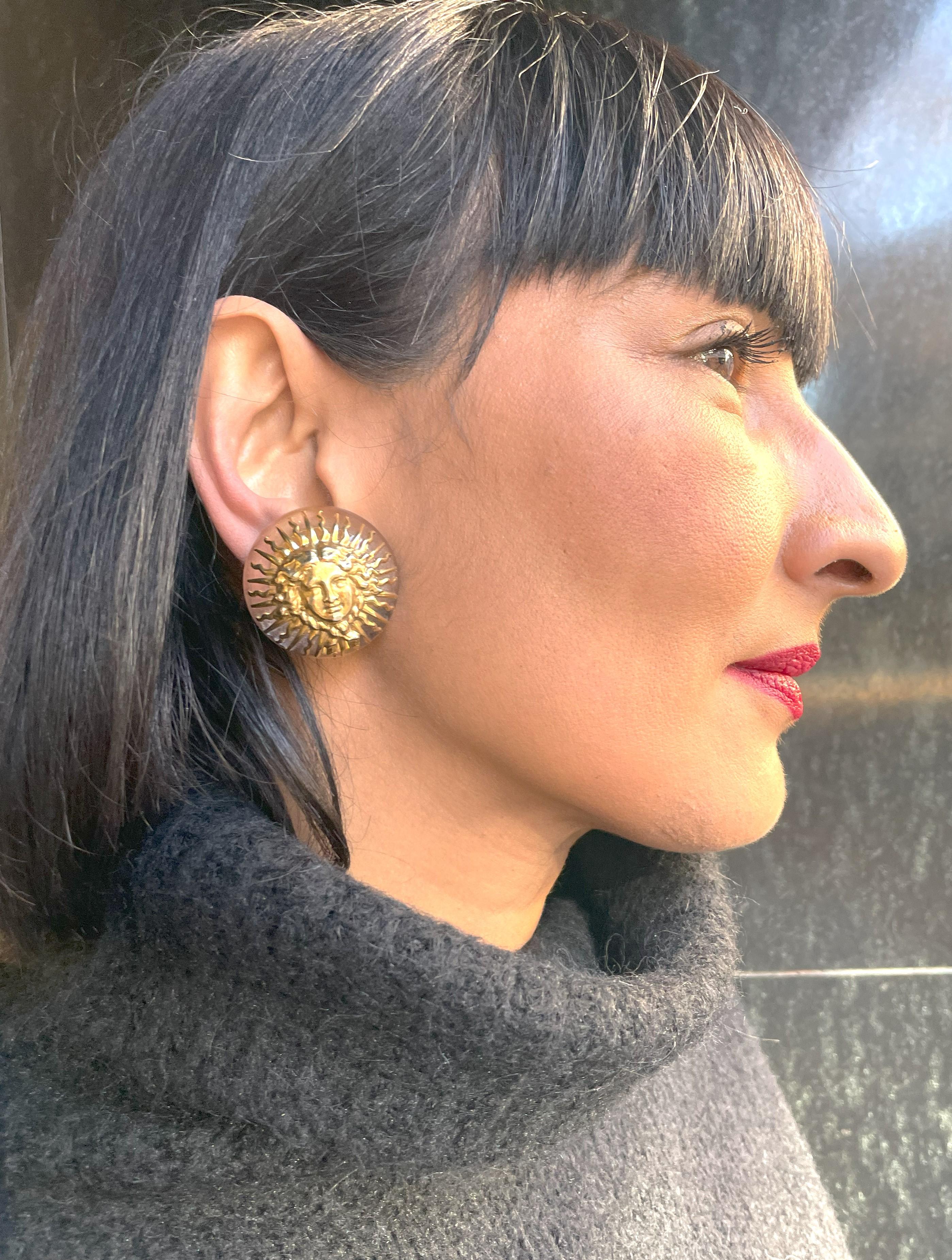 CHANEL Boucle d'oreille à clip, Lucite, avec 'Le Roi Soleil' plaqué or CHANEL 1950-71 en vente 7