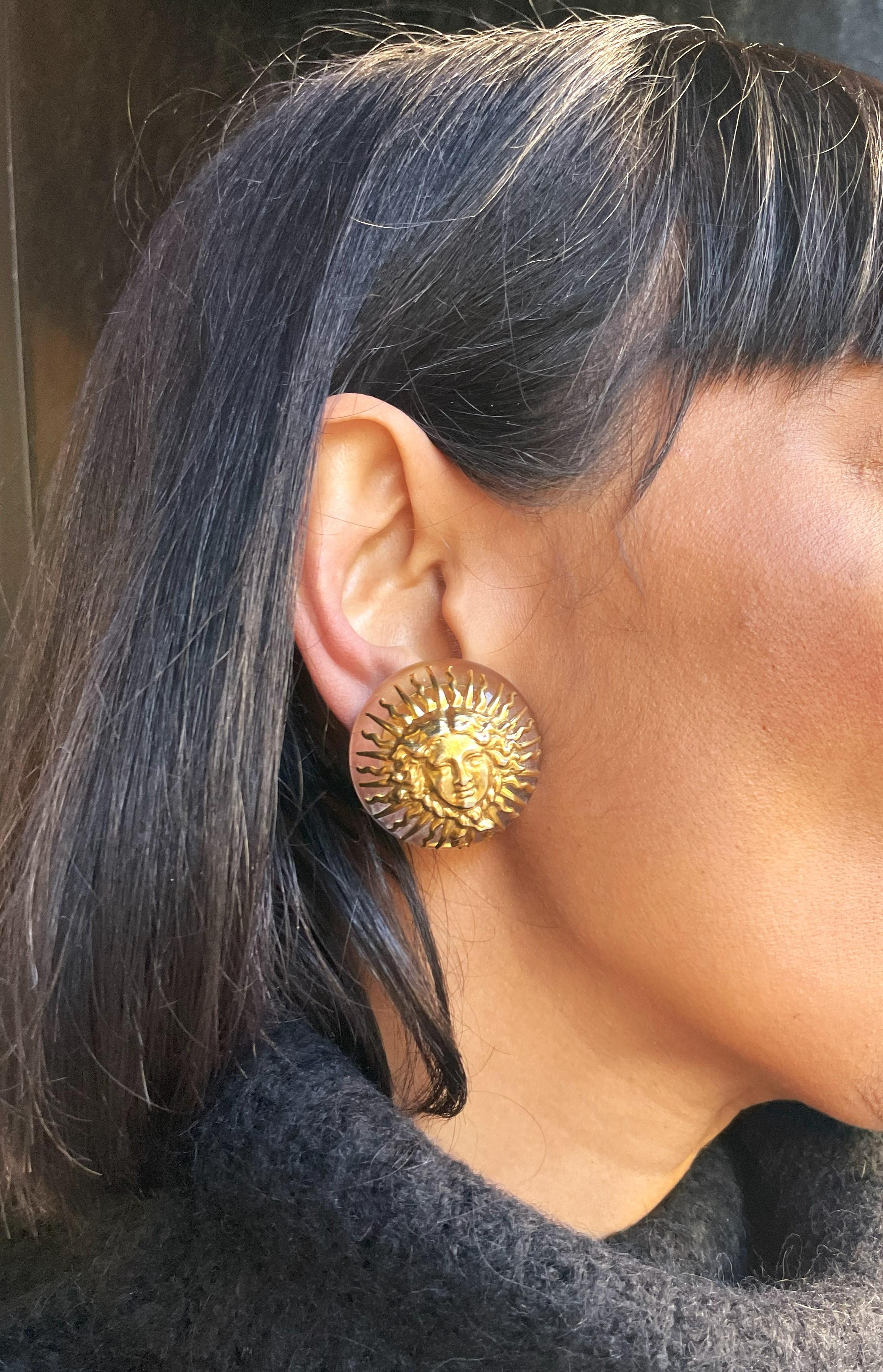 Boucle d'oreille à clip CHANEL (Made in France), modèle transparent avec motif 
