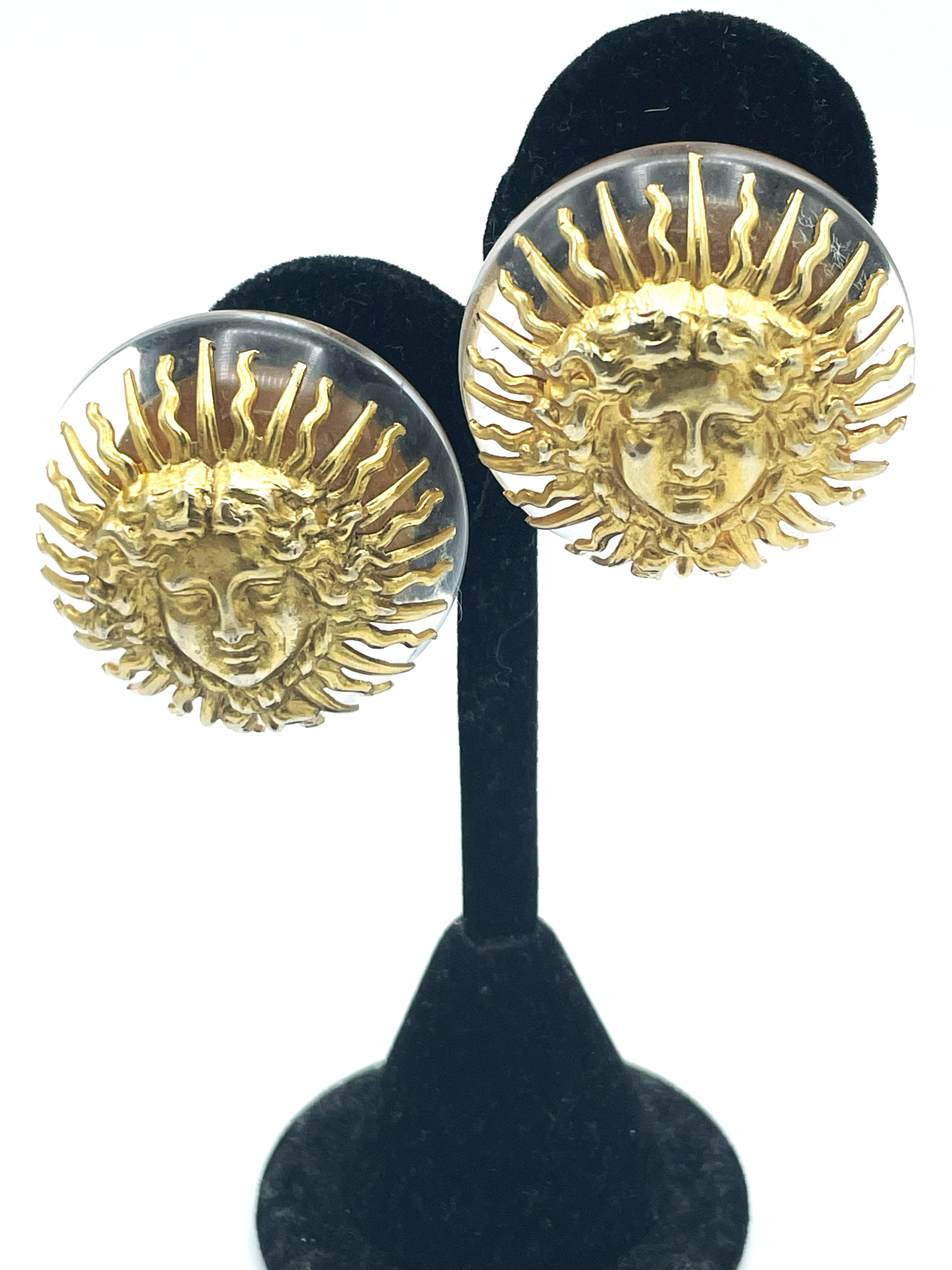 CHANEL Boucle d'oreille à clip, Lucite, avec 'Le Roi Soleil' plaqué or CHANEL 1950-71 en vente 1