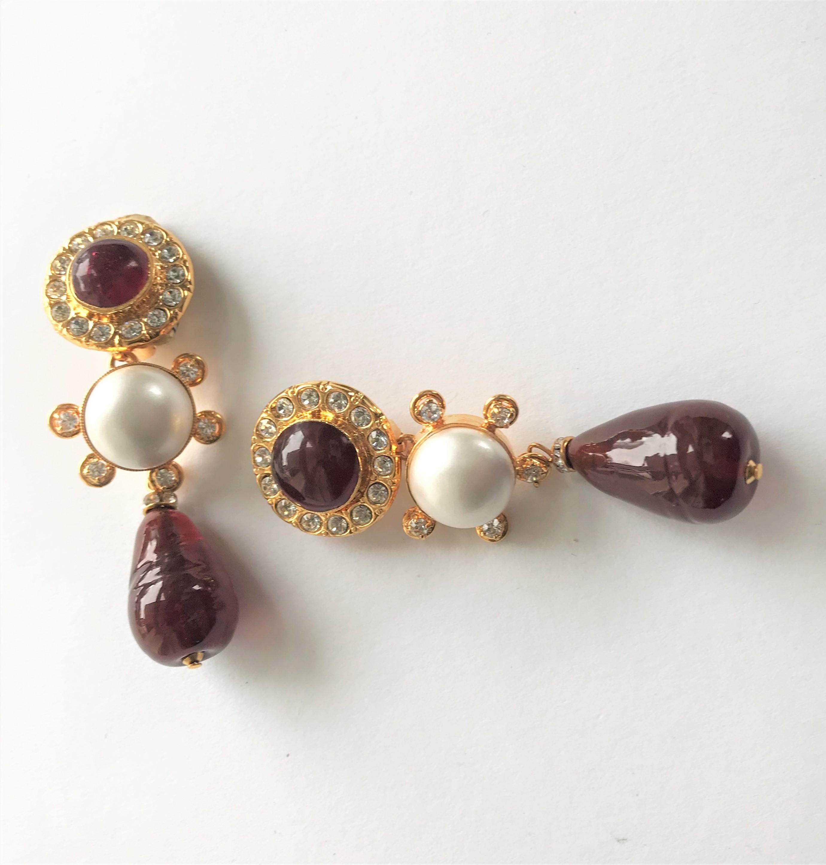 Orecchino a clip Chanel, Gripoix rosso scuro, finta perla, placcato oro anni '80 in vendita 4