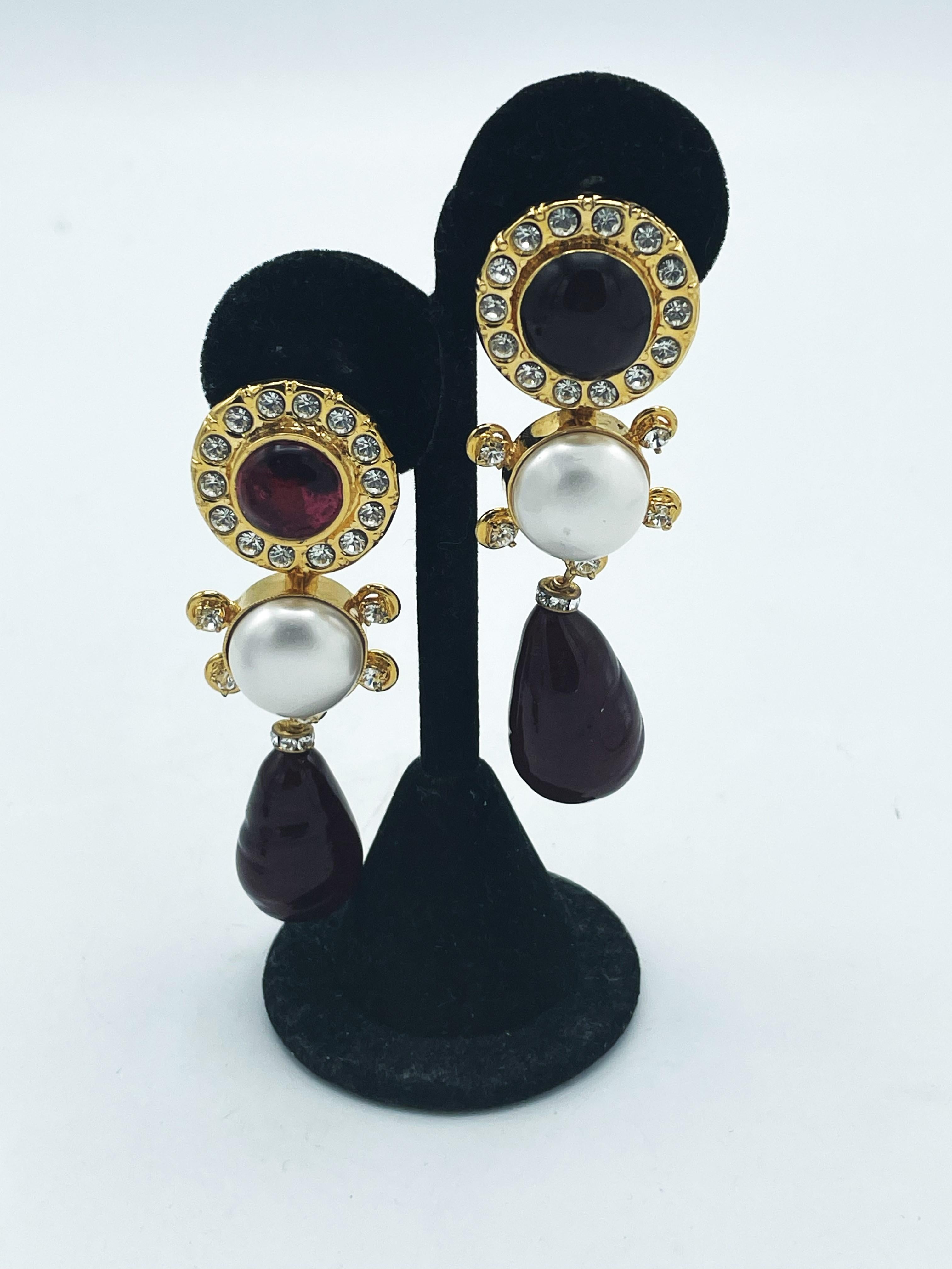 Orecchino a clip Chanel, Gripoix rosso scuro, finta perla, placcato oro anni '80 in vendita 6