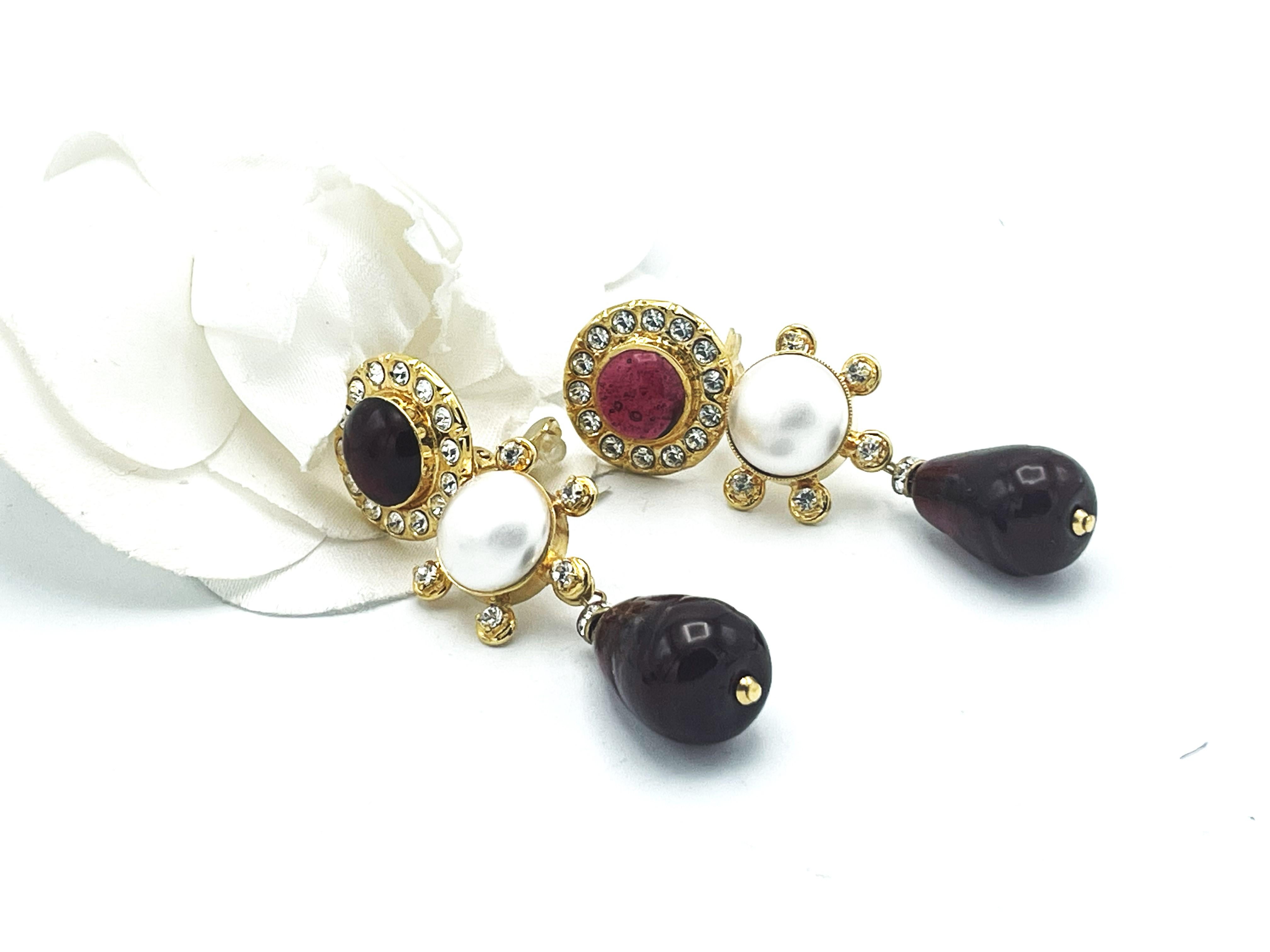 Orecchino a clip Chanel, Gripoix rosso scuro, finta perla, placcato oro anni '80 in vendita 7