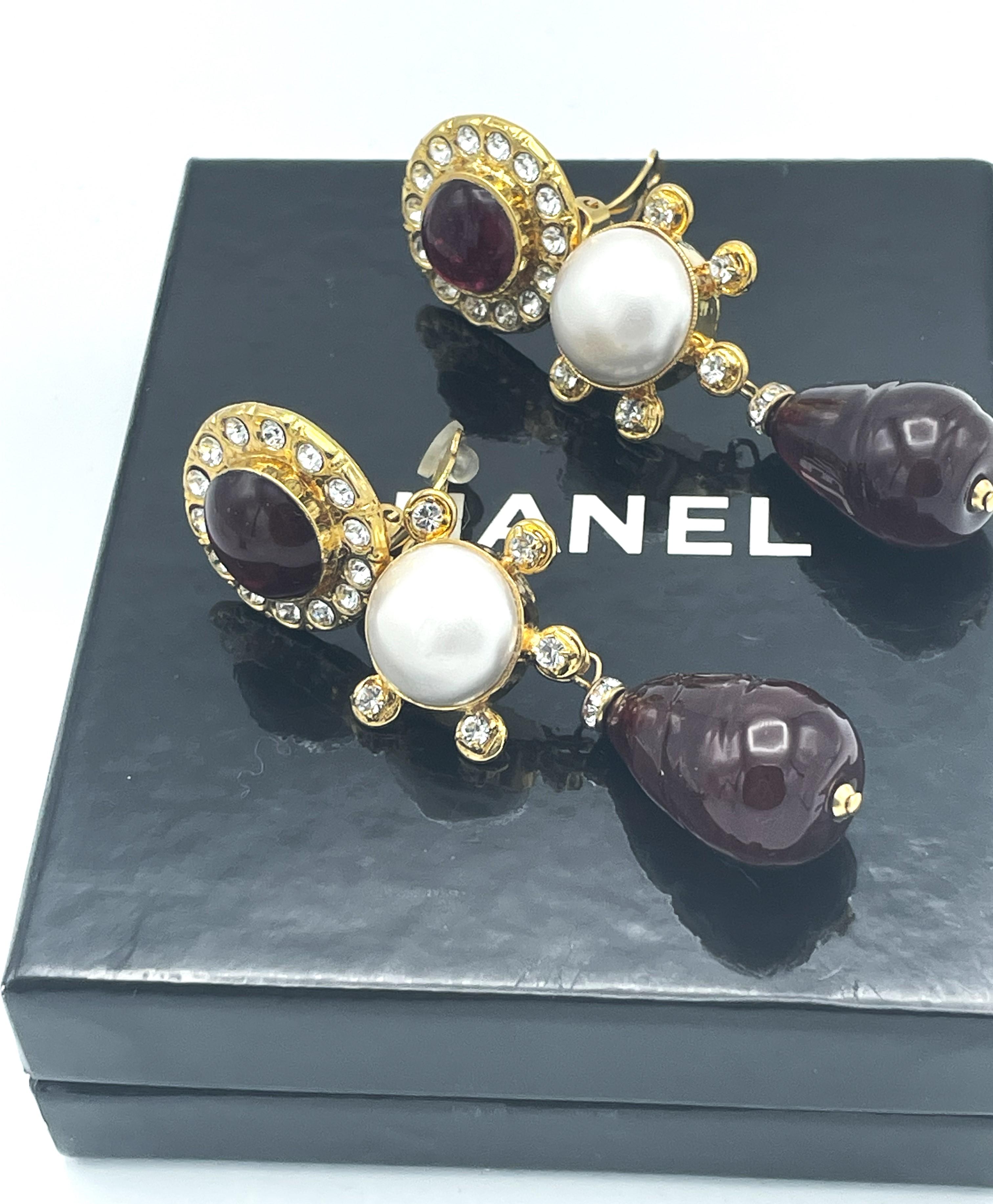 Orecchino a clip Chanel, Gripoix rosso scuro, finta perla, placcato oro anni '80 in vendita 9