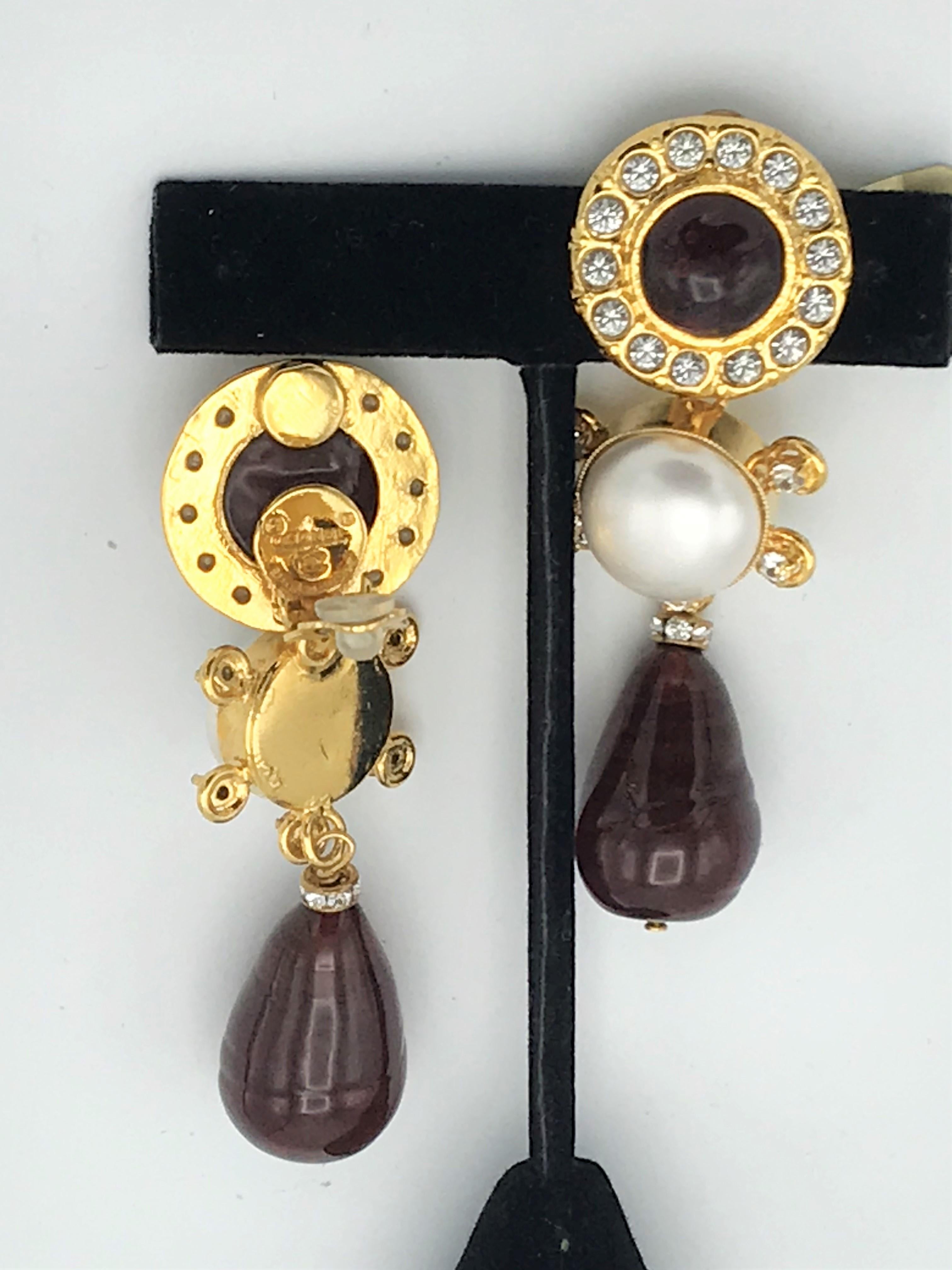 Taglio rotondo Orecchino a clip Chanel, Gripoix rosso scuro, finta perla, placcato oro anni '80 in vendita