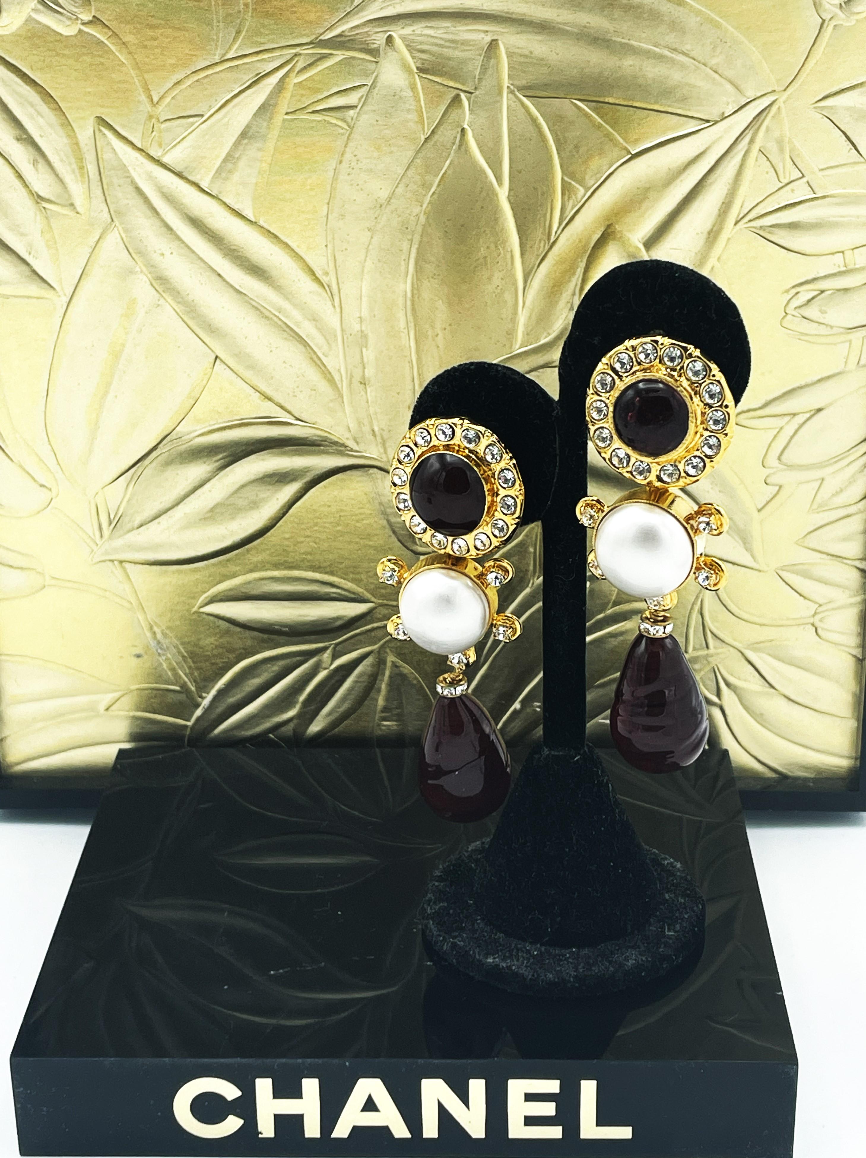 Orecchino a clip Chanel, Gripoix rosso scuro, finta perla, placcato oro anni '80 In condizioni ottime in vendita a Stuttgart, DE