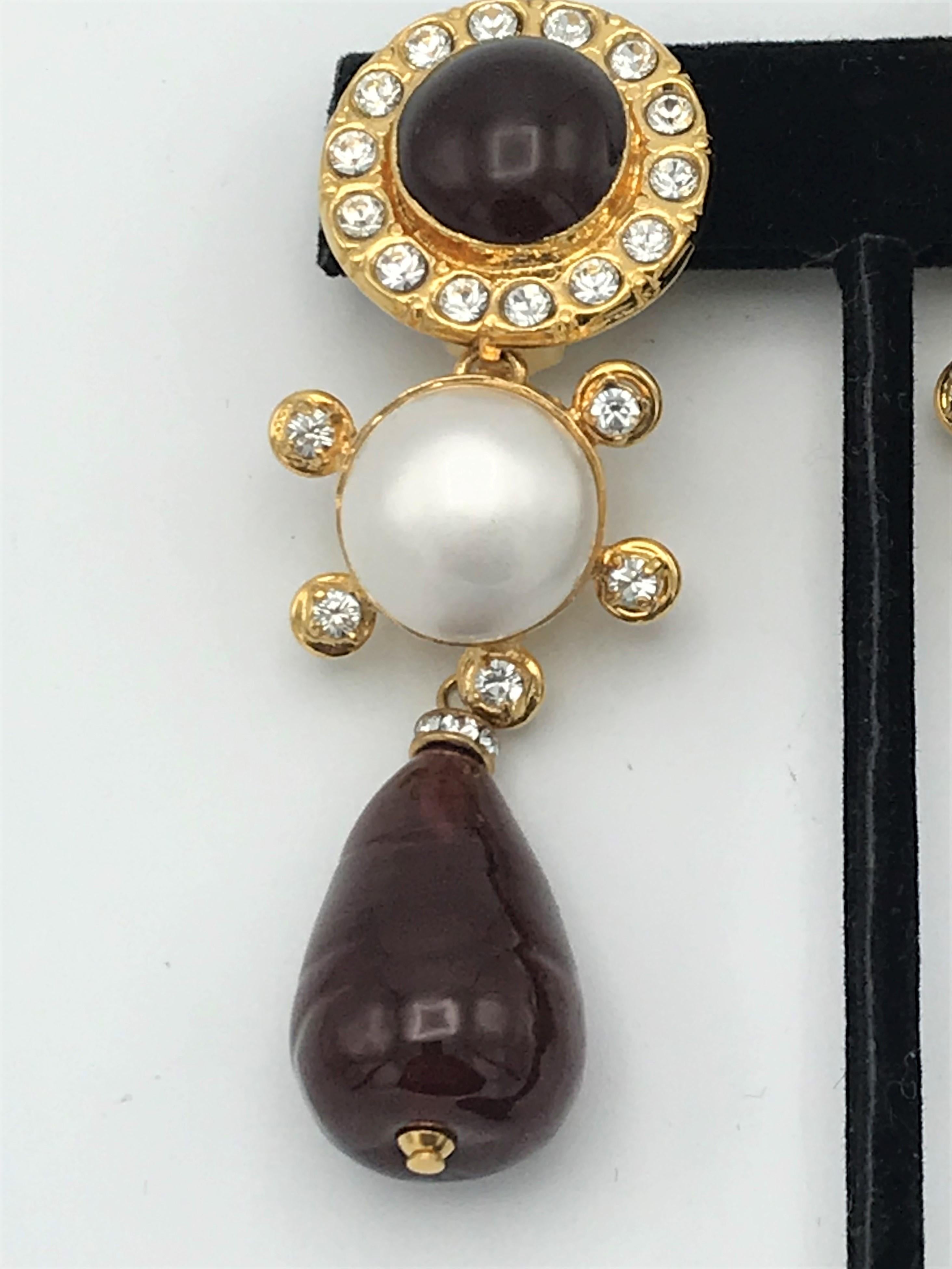 Donna Orecchino a clip Chanel, Gripoix rosso scuro, finta perla, placcato oro anni '80 in vendita