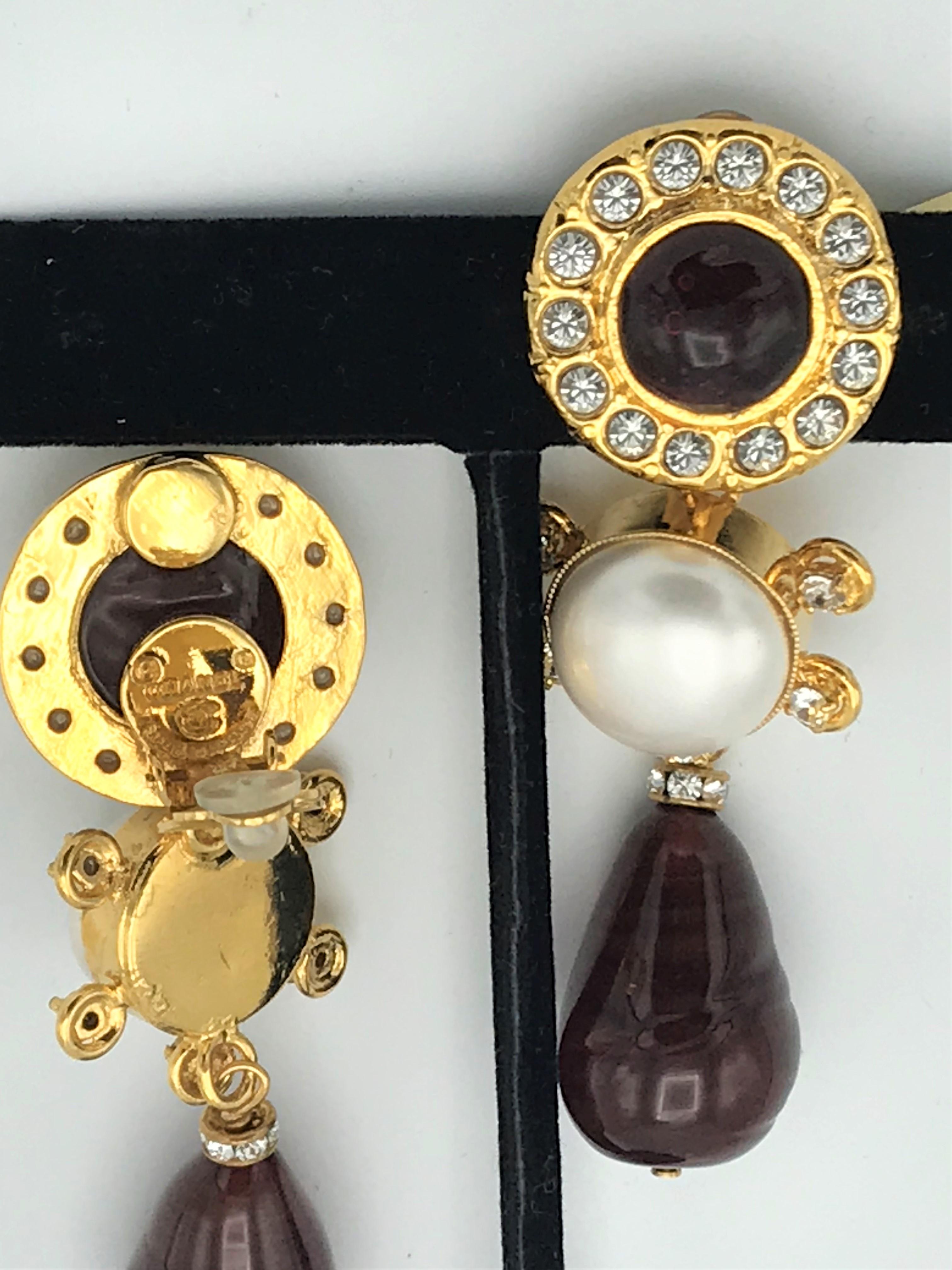Orecchino a clip Chanel, Gripoix rosso scuro, finta perla, placcato oro anni '80 in vendita 1