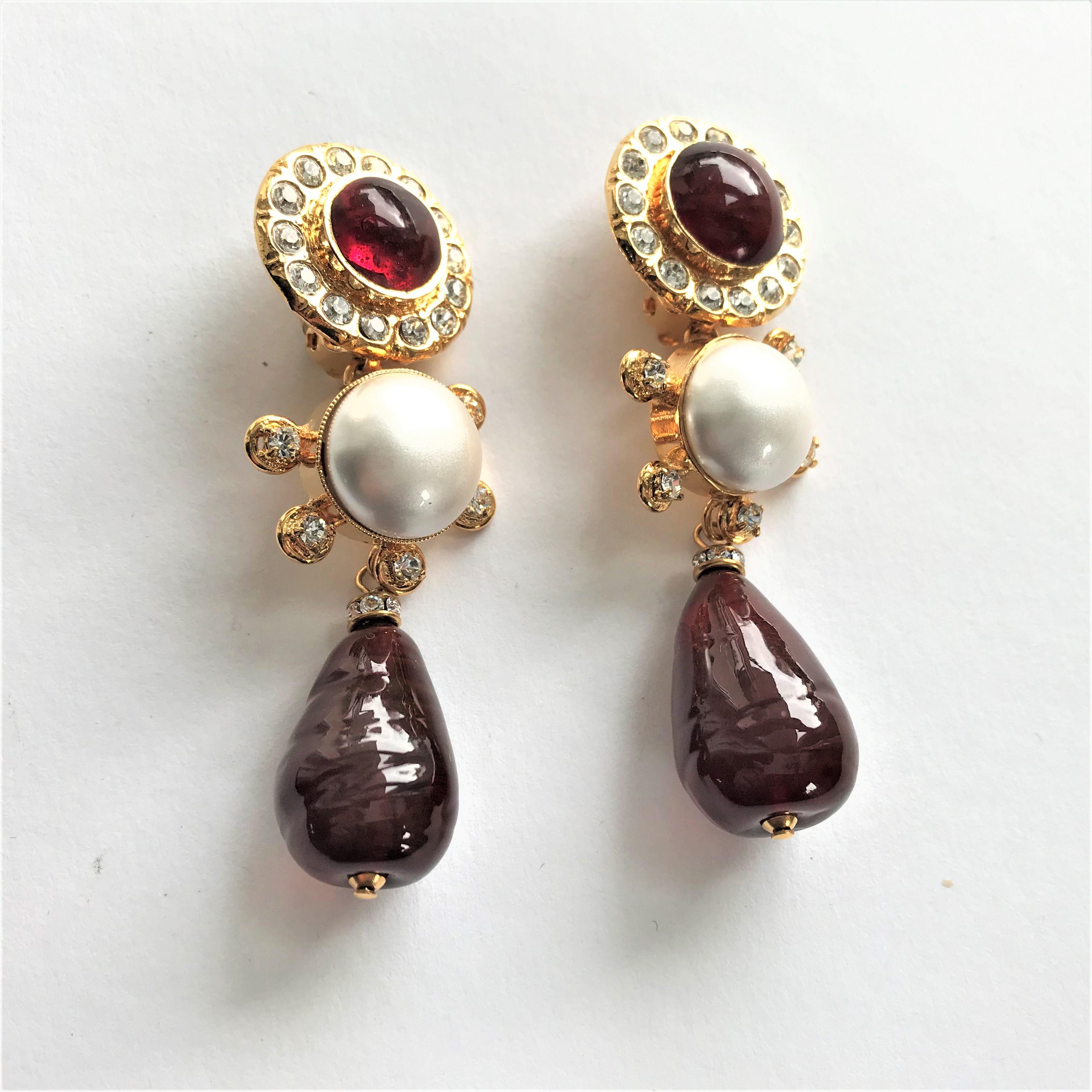Orecchino a clip Chanel, Gripoix rosso scuro, finta perla, placcato oro anni '80 in vendita 2