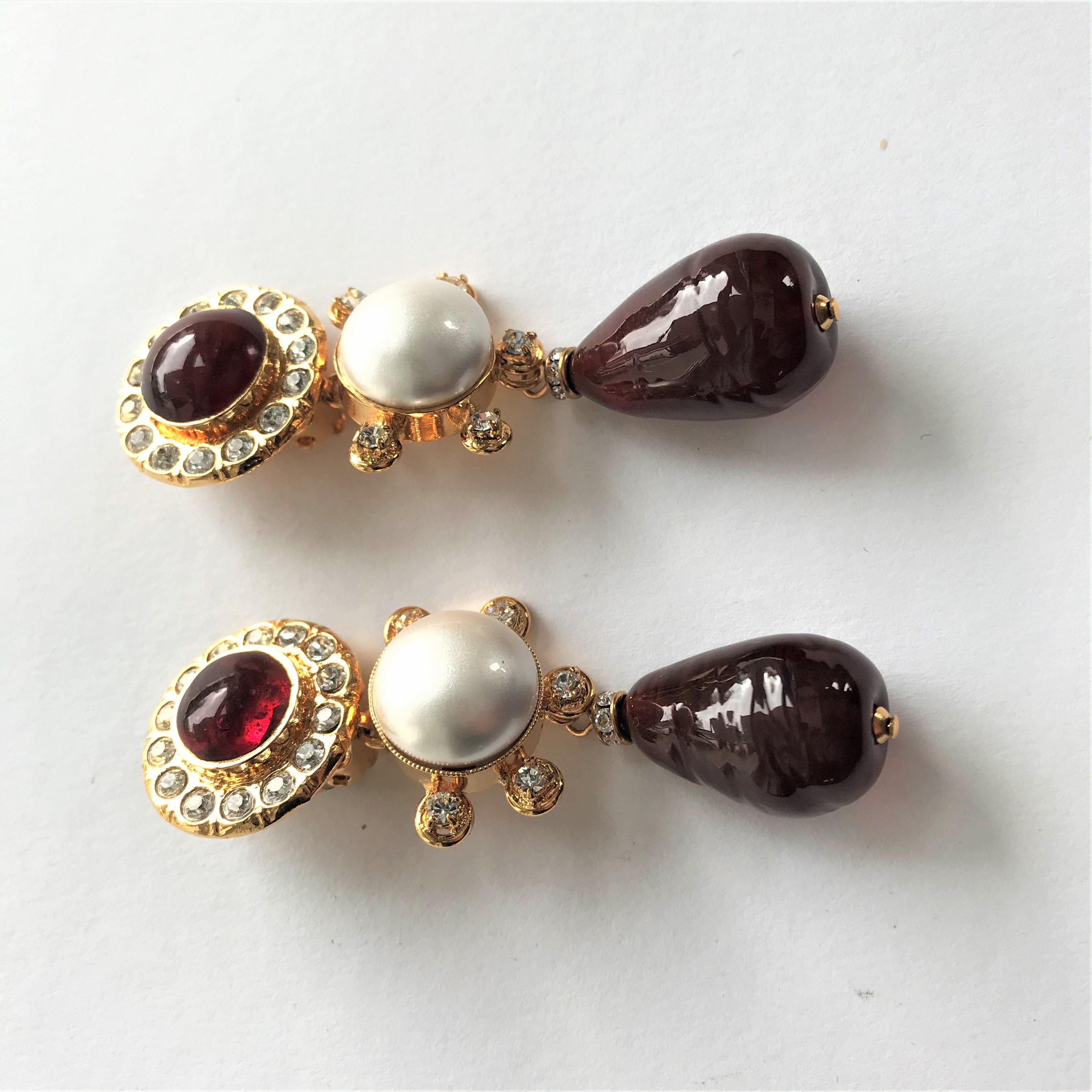 Orecchino a clip Chanel, Gripoix rosso scuro, finta perla, placcato oro anni '80 in vendita 3