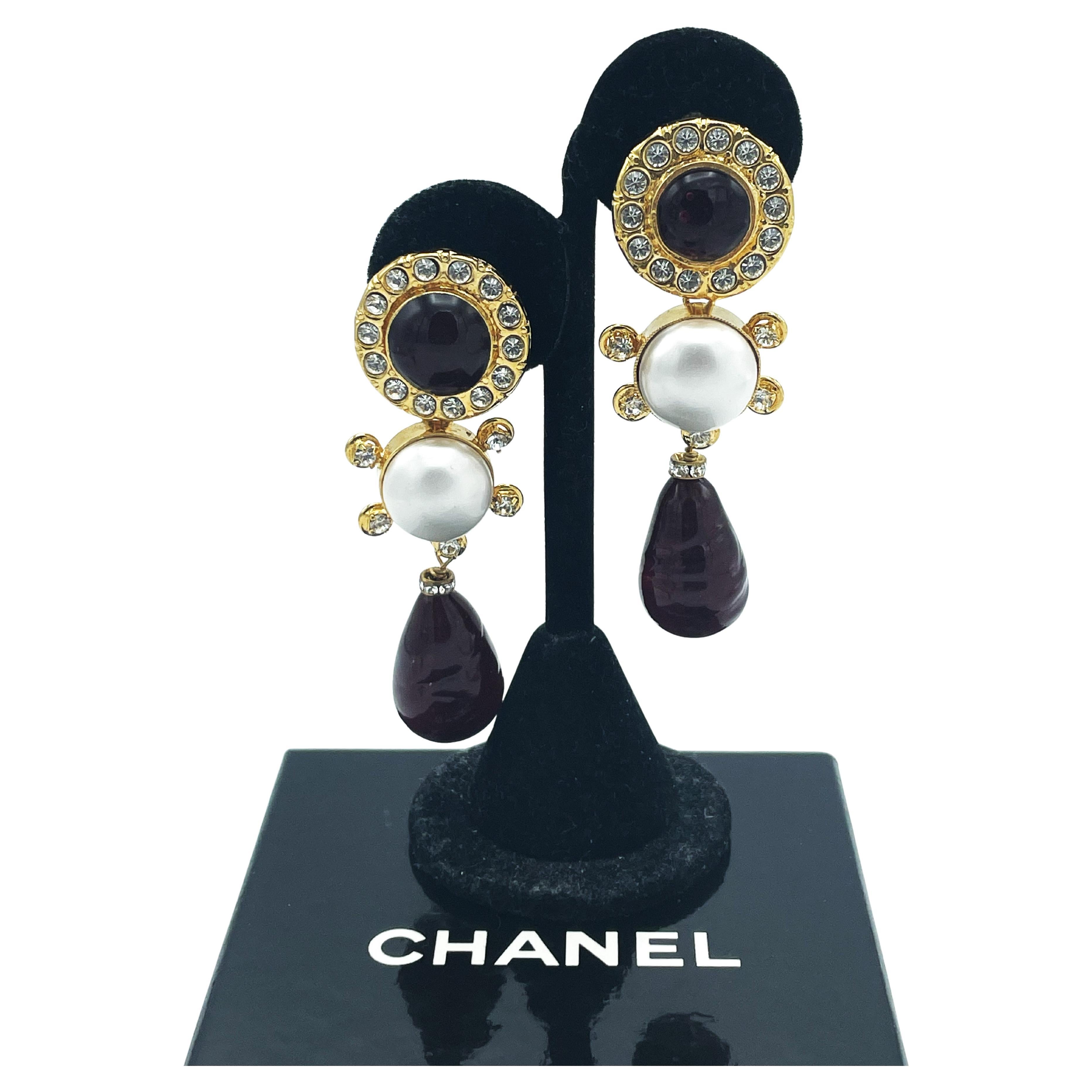 Orecchino a clip Chanel, Gripoix rosso scuro, finta perla, placcato oro anni '80 in vendita