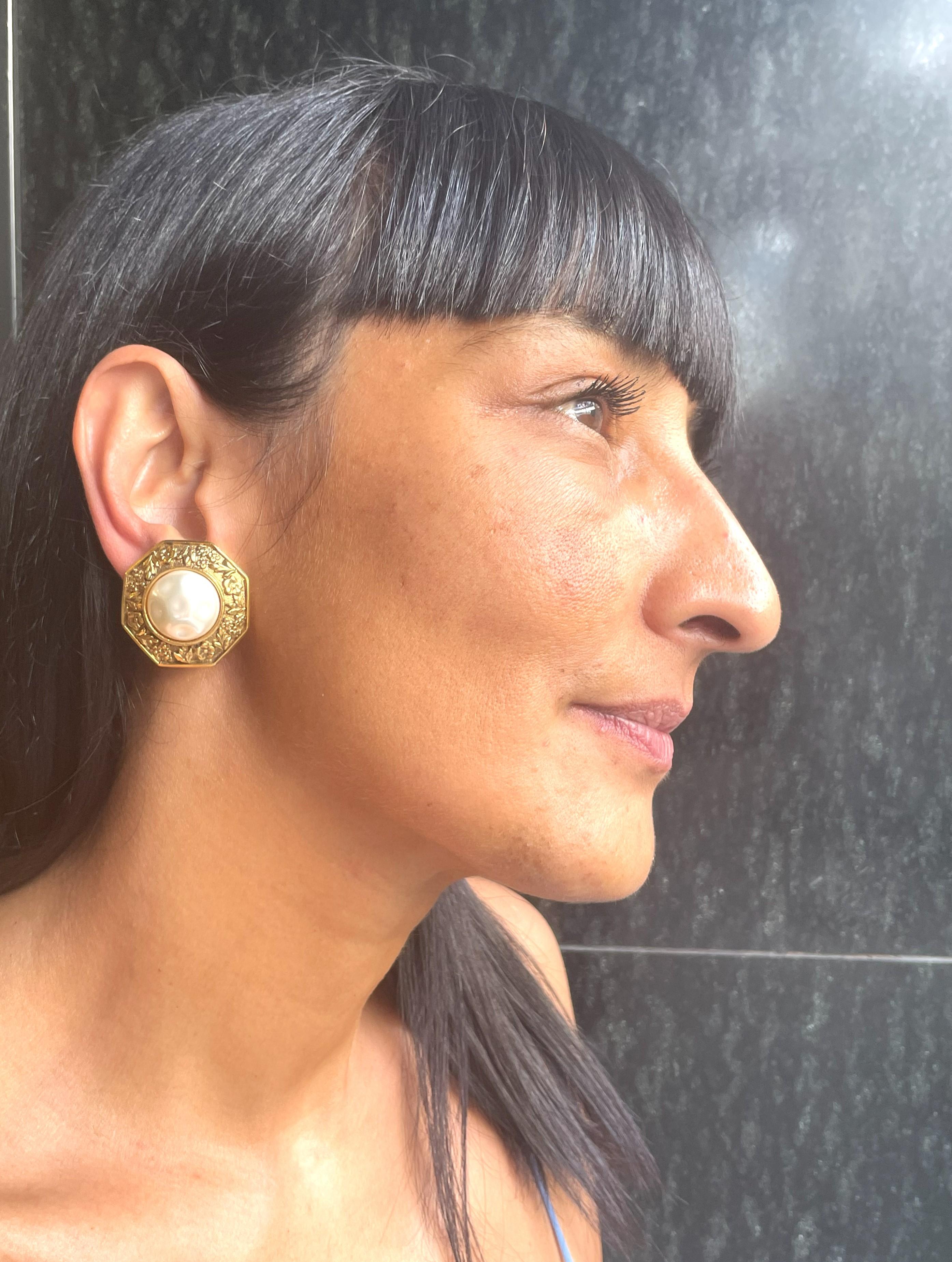 Vintage CHANEL EARCLIP (Made in France) with a floral edge and a large hand-crafted pearl that is not evenly round but slightly dented. This makes the pearl look very lively, like a baroque pearl.

Dimensions
The octagonal ear clip measures 3 cm,