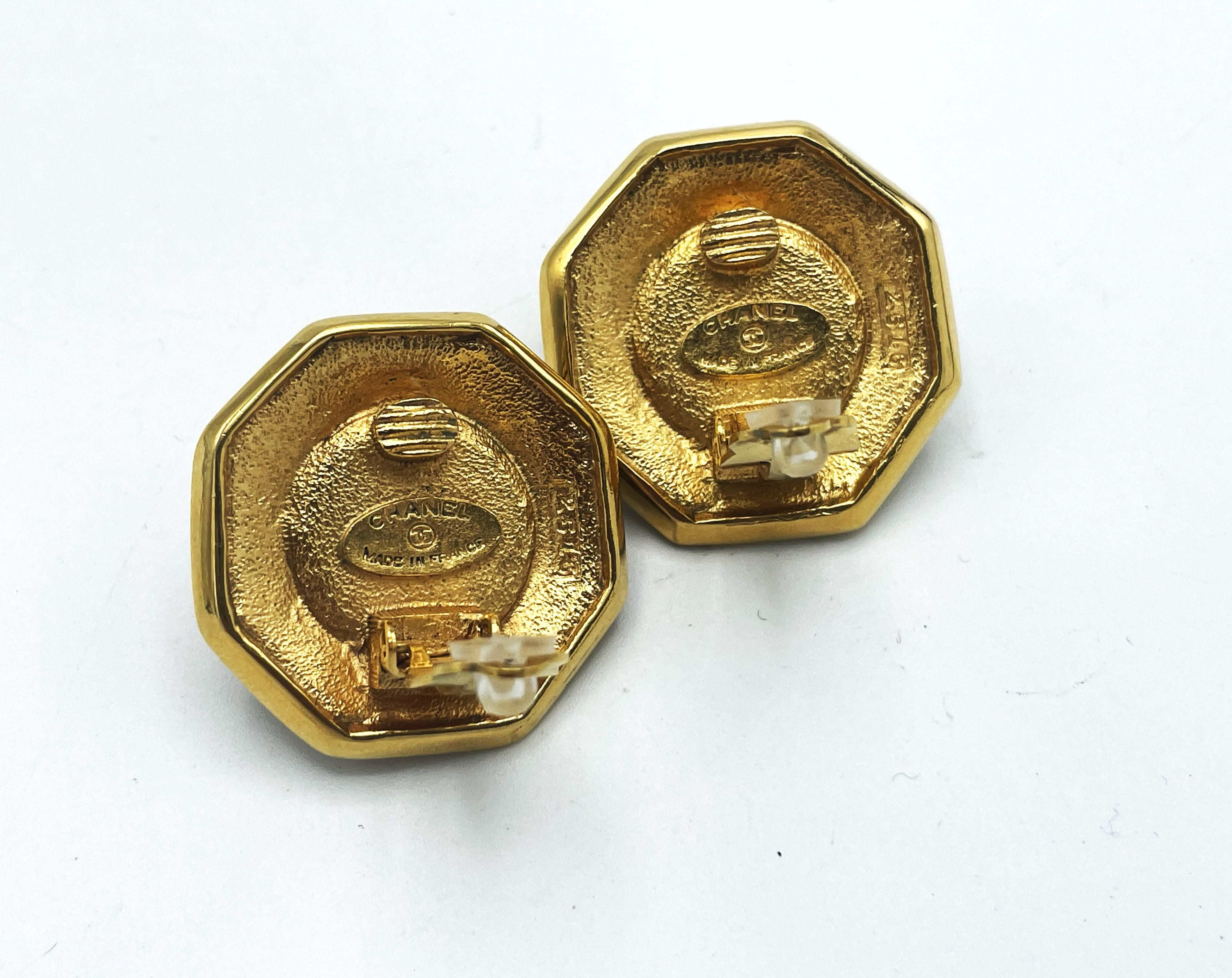 CHANEL CLIP-ON EARRING, with large pearl and floral wheel, 1990s In Good Condition For Sale In Stuttgart, DE