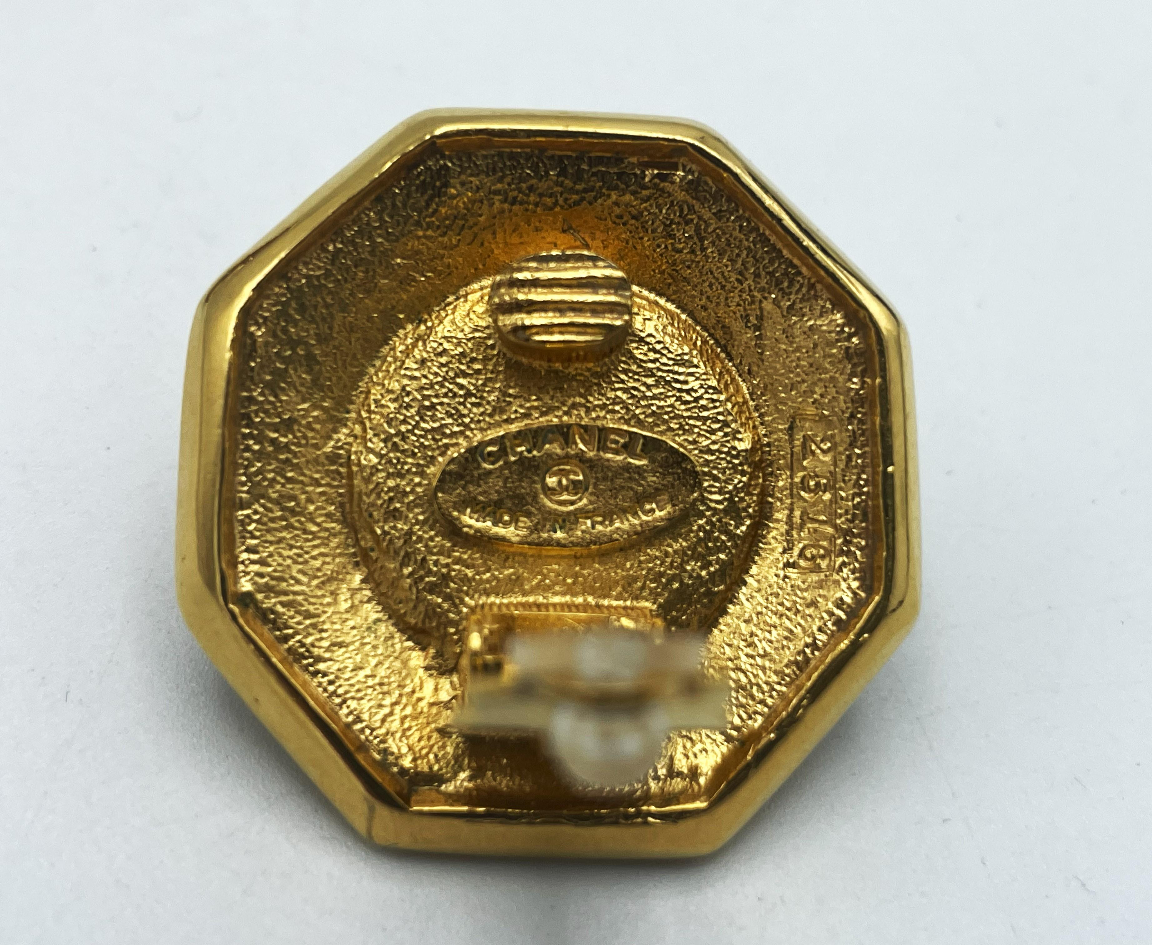 Women's CHANEL CLIP-ON EARRING, with large pearl and floral wheel, 1990s For Sale