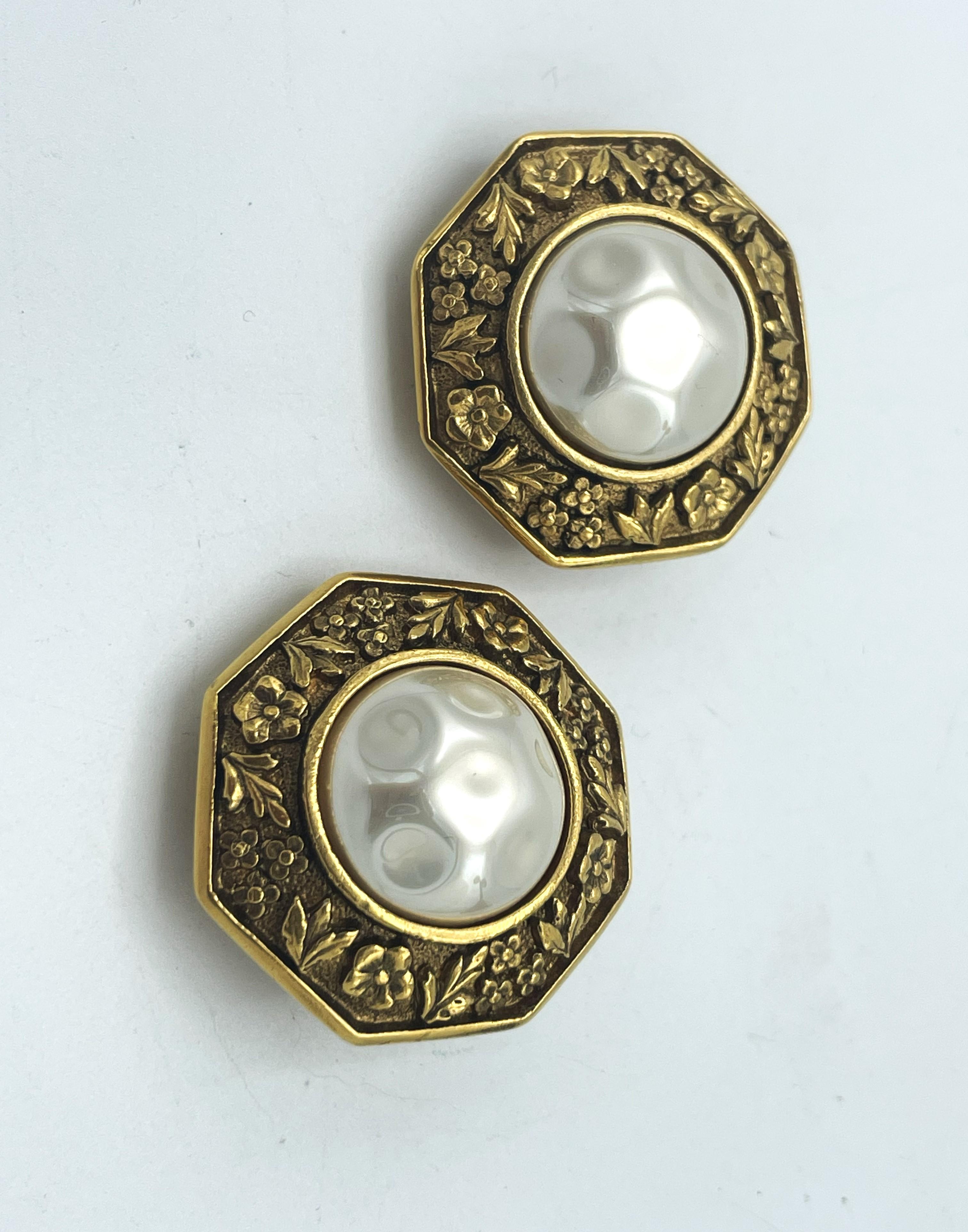 CHANEL CLIP-ON EARRING, with large pearl and floral wheel, 1990s For Sale 1