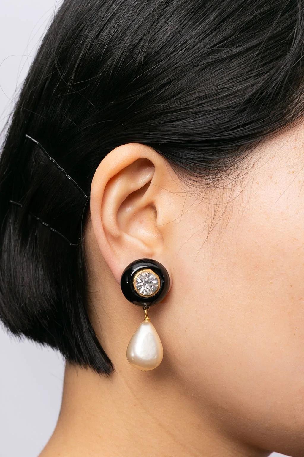 Chanel- (Made in France) Clip on earrings composed of black glass paste, rhinestones and a pearly tear-drop. 1985 Collection.

Additional information:

Dimensions: 
4 L cm (1.57