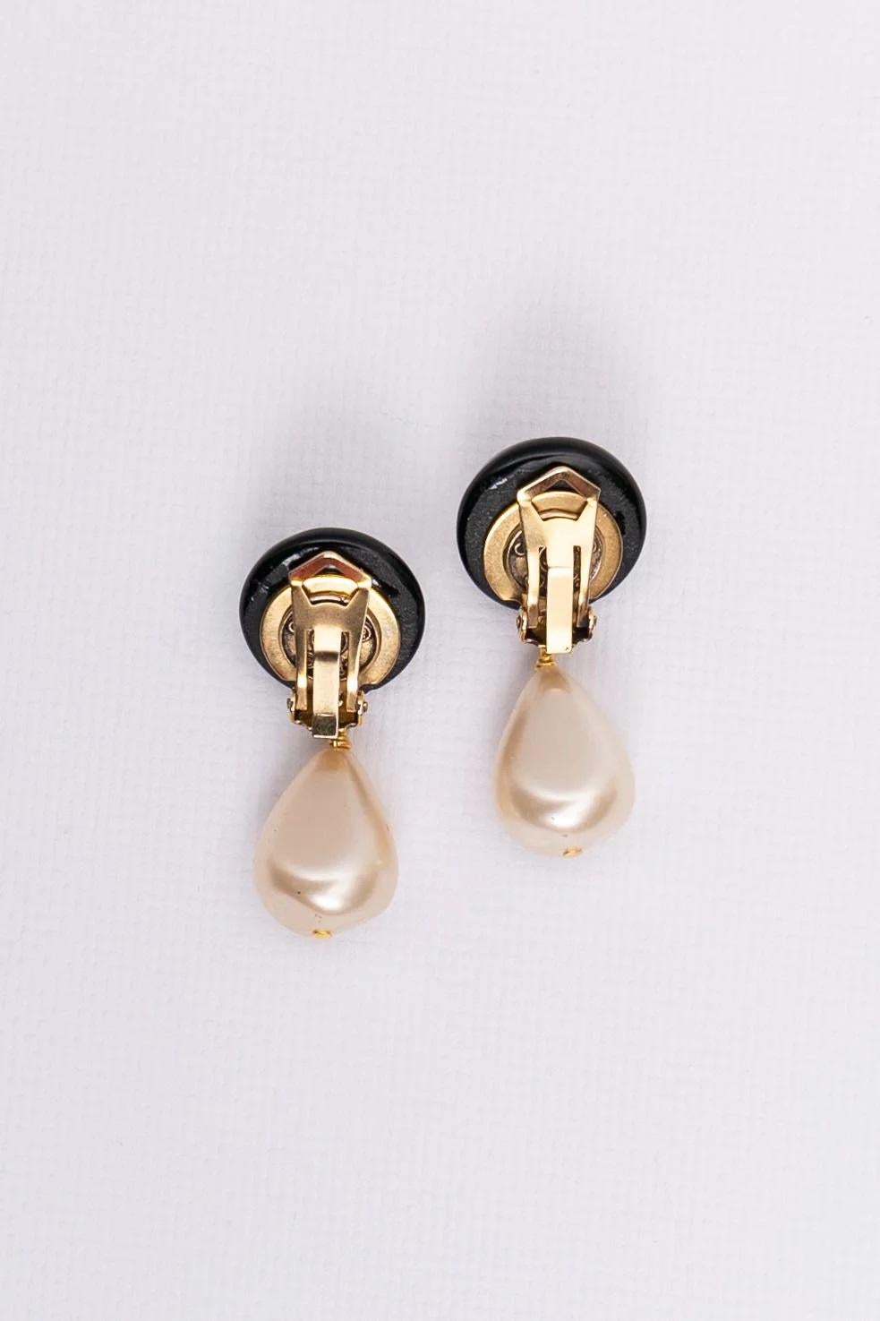 Boucles d'oreilles Chanel à clip en pâte de verre noire et strass, Collection 1985 Bon état - En vente à SAINT-OUEN-SUR-SEINE, FR