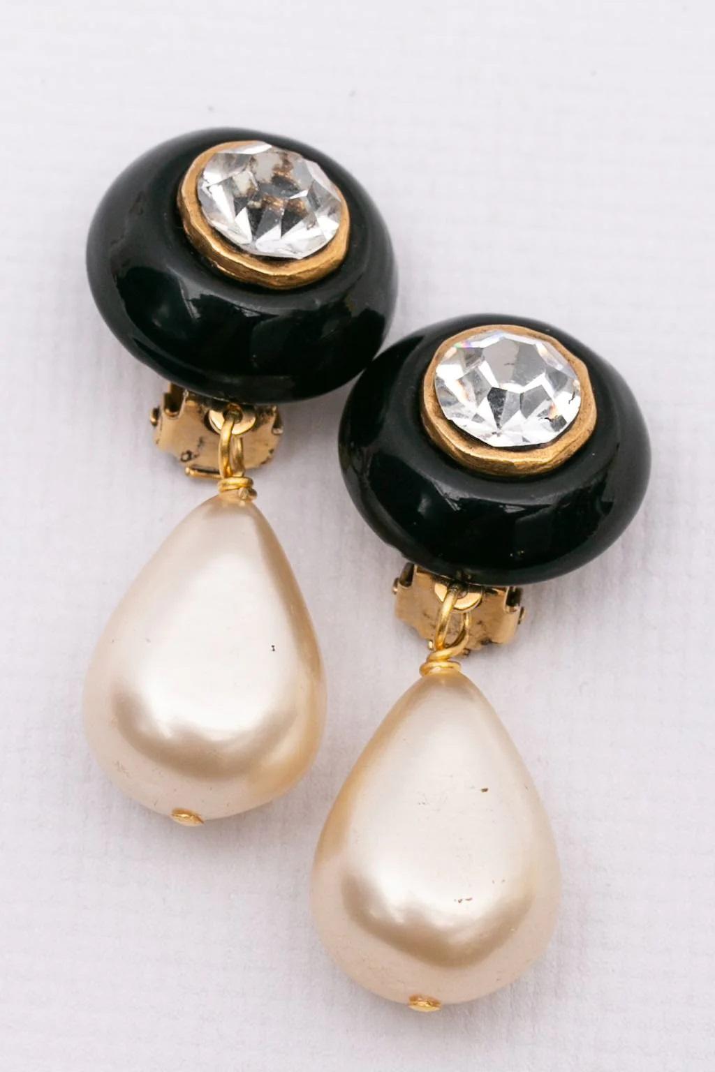 Boucles d'oreilles Chanel à clip en pâte de verre noire et strass, Collection 1985 Pour femmes en vente