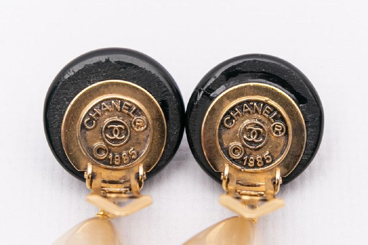 Boucles d'oreilles Chanel à clip en pâte de verre noire et strass, Collection 1985 en vente 1