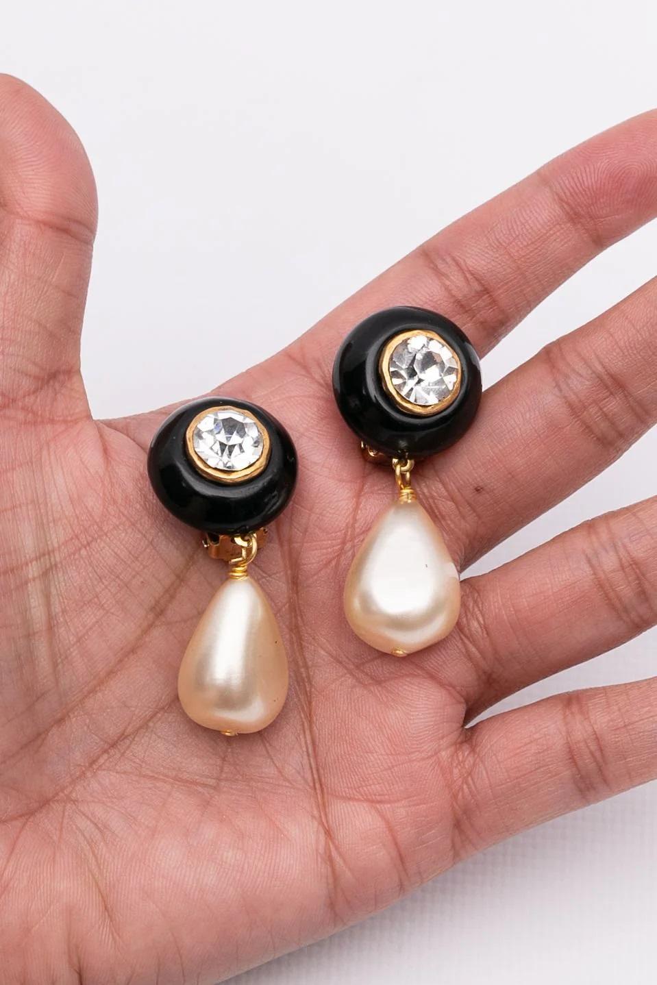 Boucles d'oreilles Chanel à clip en pâte de verre noire et strass, Collection 1985 en vente 2