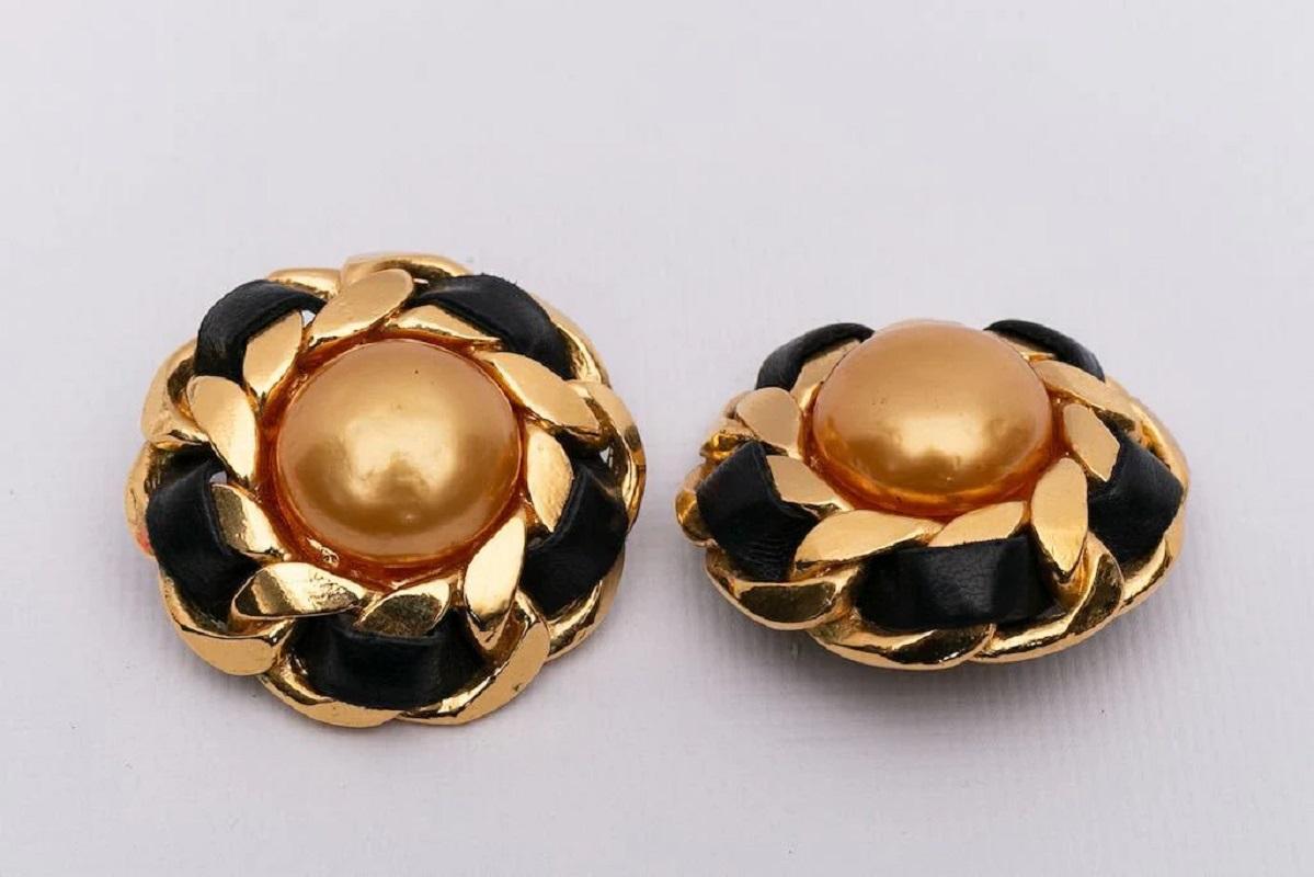 Chanel (Made in France) Clip-on earrings made of gilted metal, cabochon in a honey color and leather. 2cc5 collection.

Additional information:

Dimensions: 
Ø 5 cm (Ø 1.97