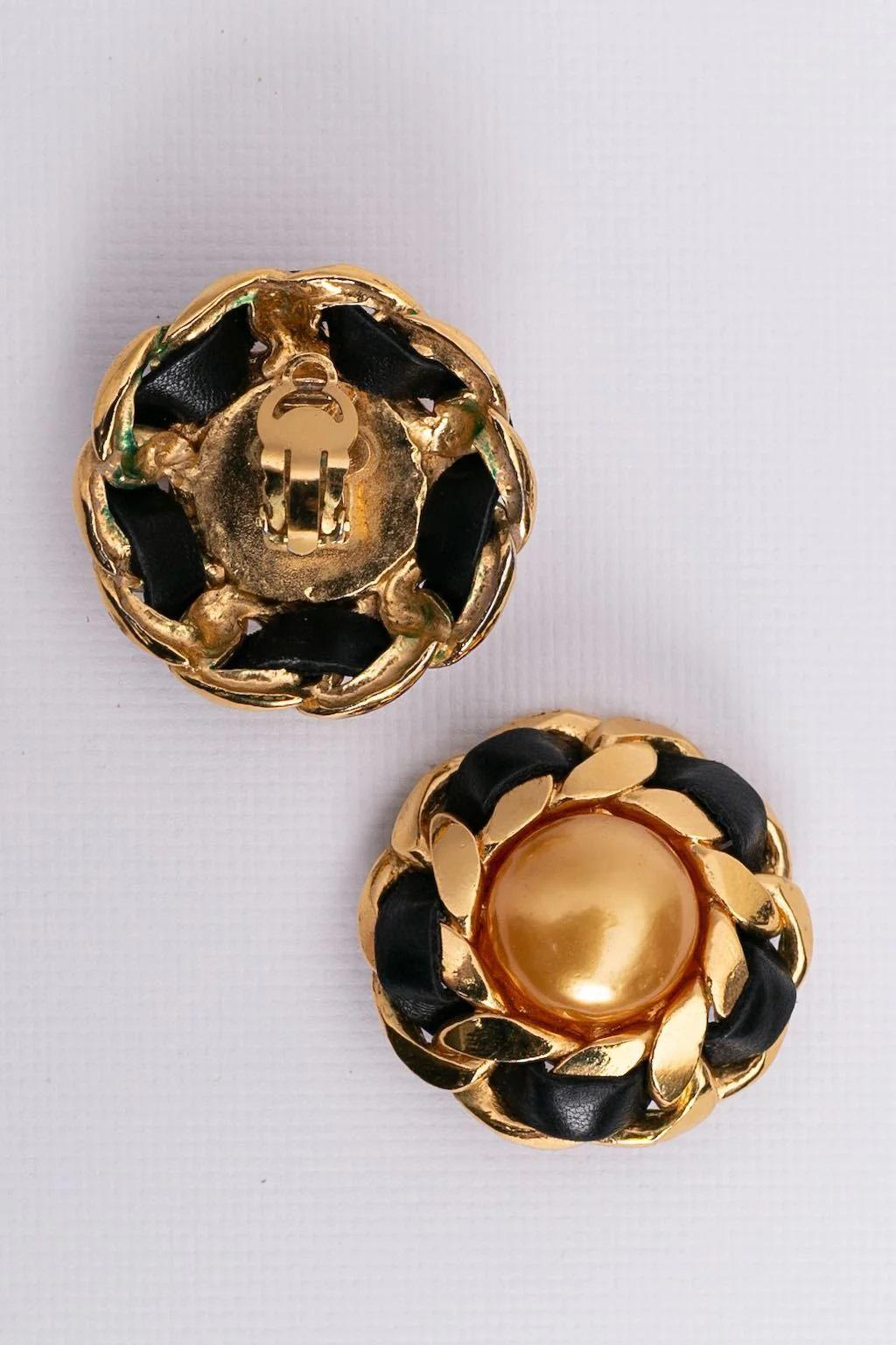 Chanel Clip-on Earrings in Gilted Metal, Cabochon & Leather, 1990s In Good Condition For Sale In SAINT-OUEN-SUR-SEINE, FR
