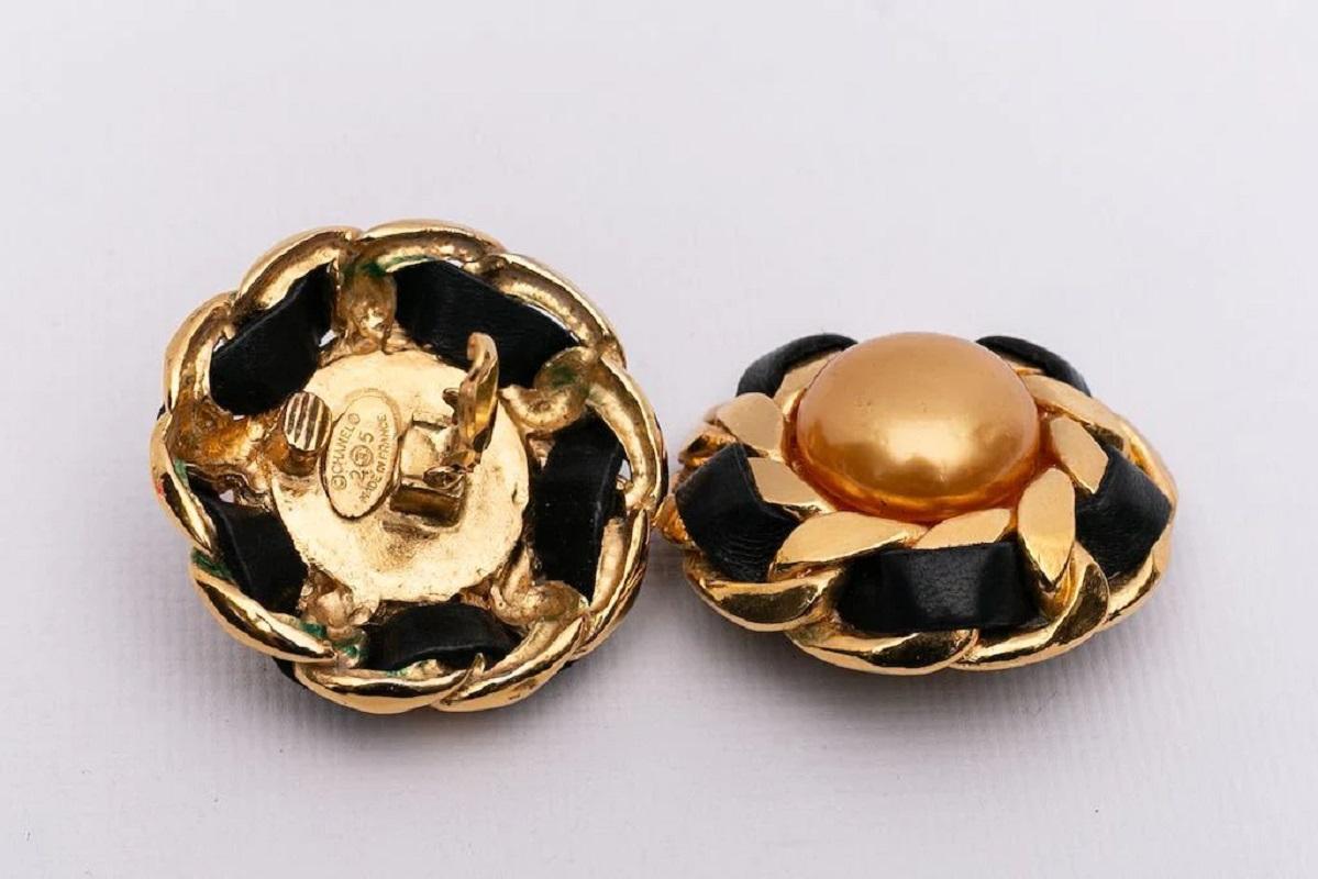 Chanel Clip-on Earrings in Gilted Metal, Cabochon & Leather, 1990s For Sale 2