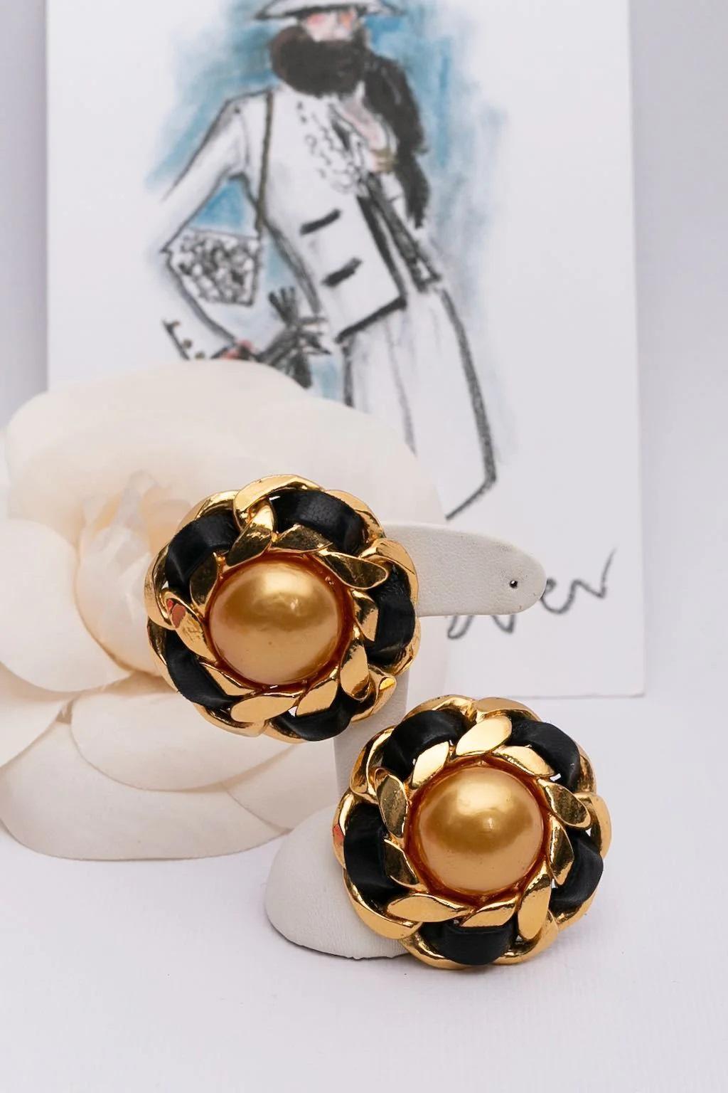 Chanel Clip-on Earrings in Gilted Metal, Cabochon & Leather, 1990s For Sale 3