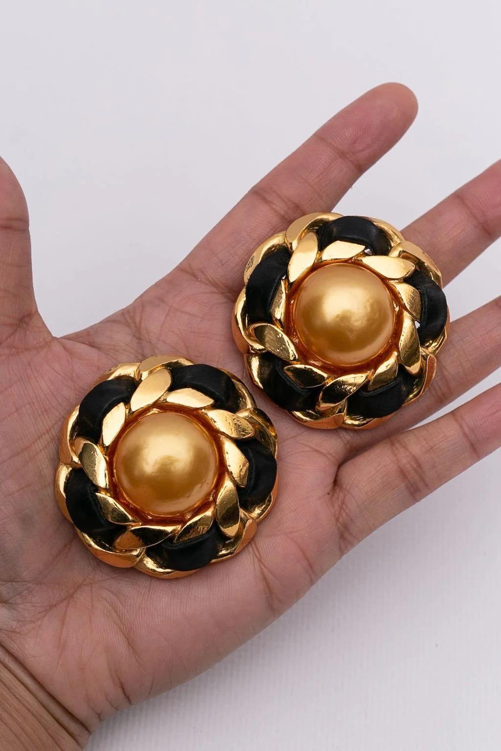 Chanel Clip-on Earrings in Gilted Metal, Cabochon & Leather, 1990s For Sale 4