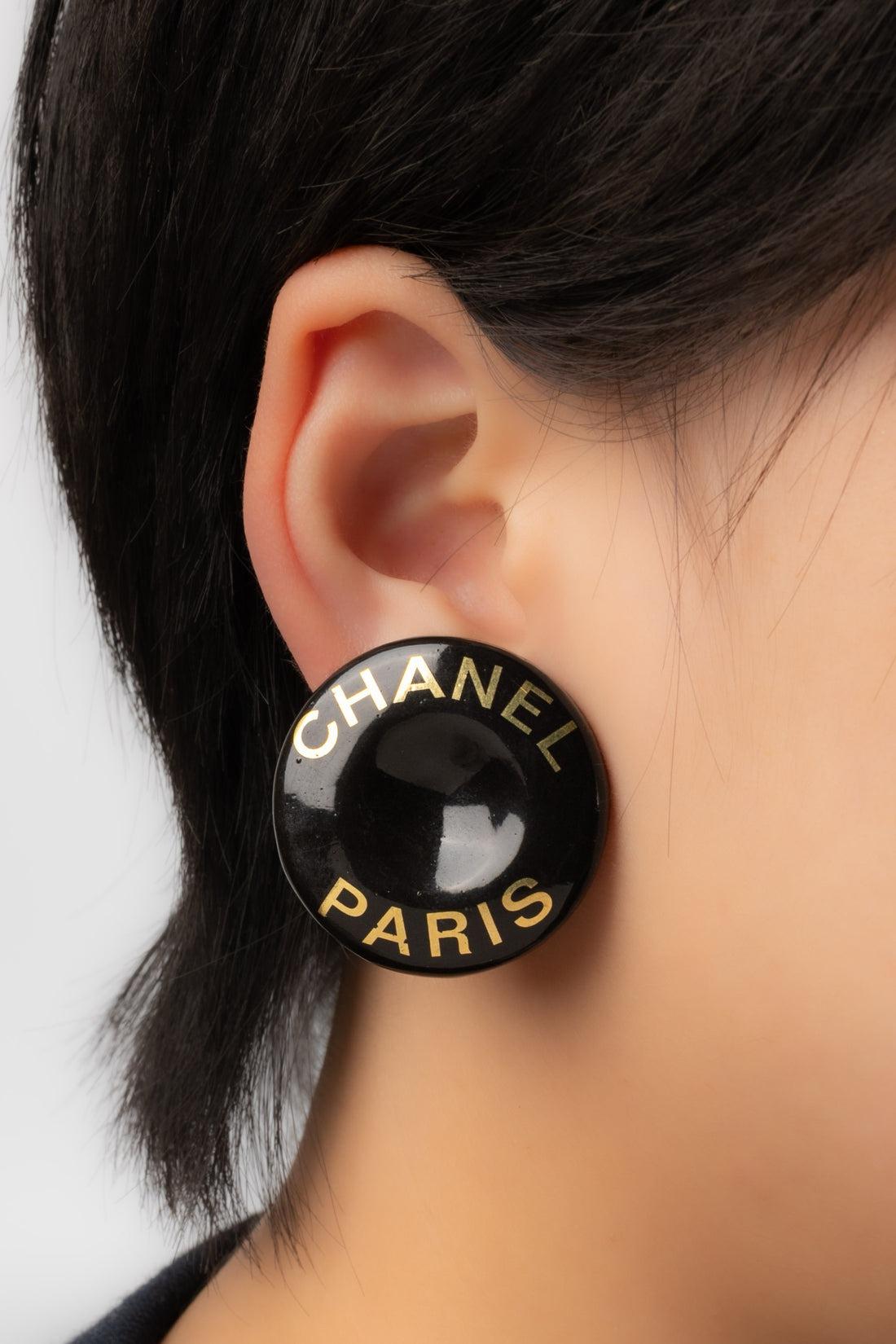 Chanel - (Made in France) Clip-on earrings in golden metal and black bakelite. Spring-Summer 1997 Collection.

Additional information:
Condition: Very good condition
Dimensions: Diameter: 3.5 cm
Period: 20th Century

Seller Reference: BOB149