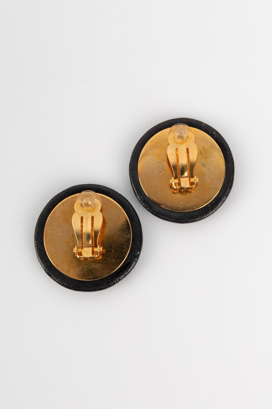 Chanel Clip-on Earrings in Golden Metal and Black Bakelite Spring, 1997 In Excellent Condition For Sale In SAINT-OUEN-SUR-SEINE, FR