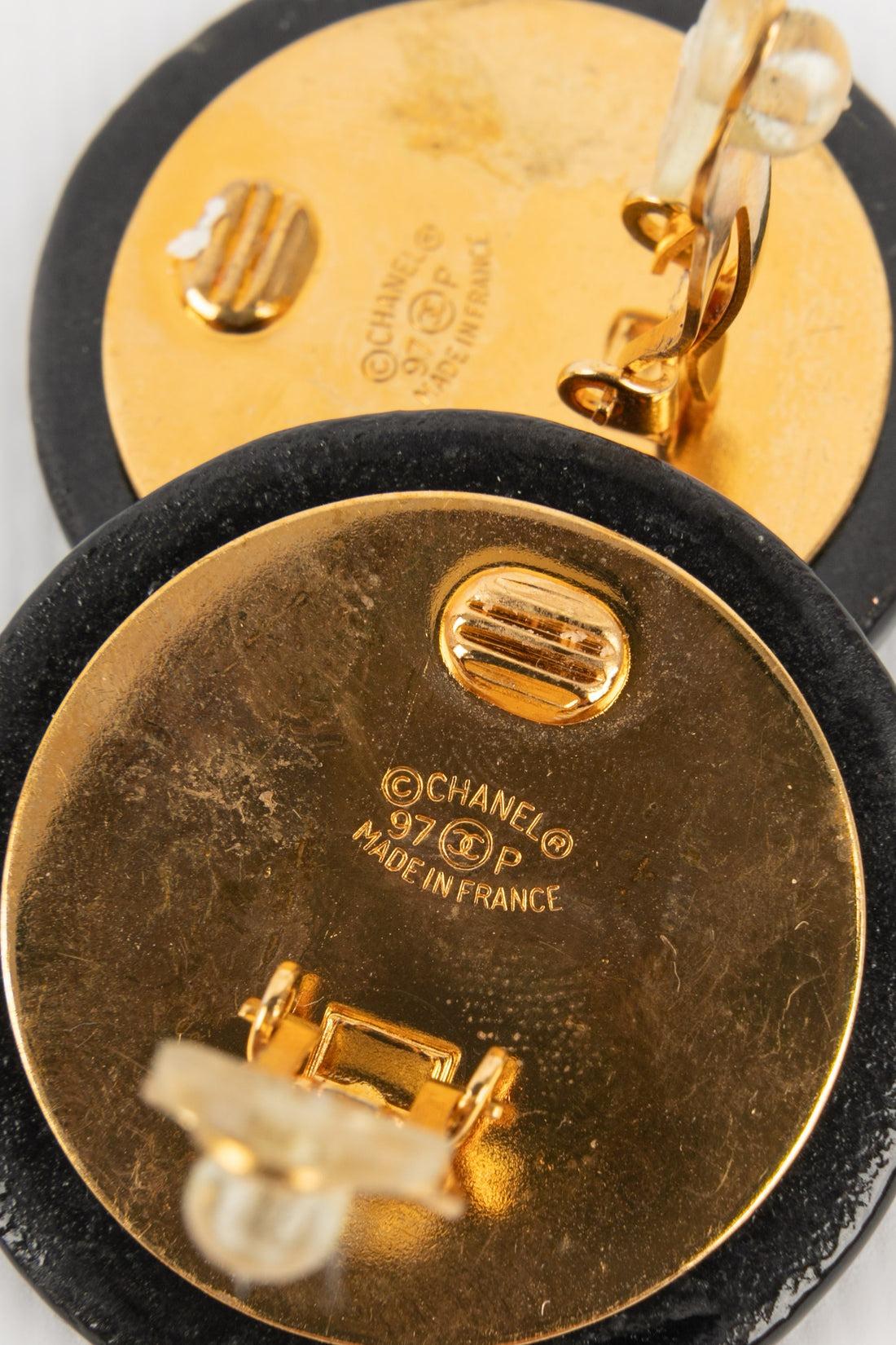 Chanel Clip-on Earrings in Golden Metal and Black Bakelite Spring, 1997 For Sale 1