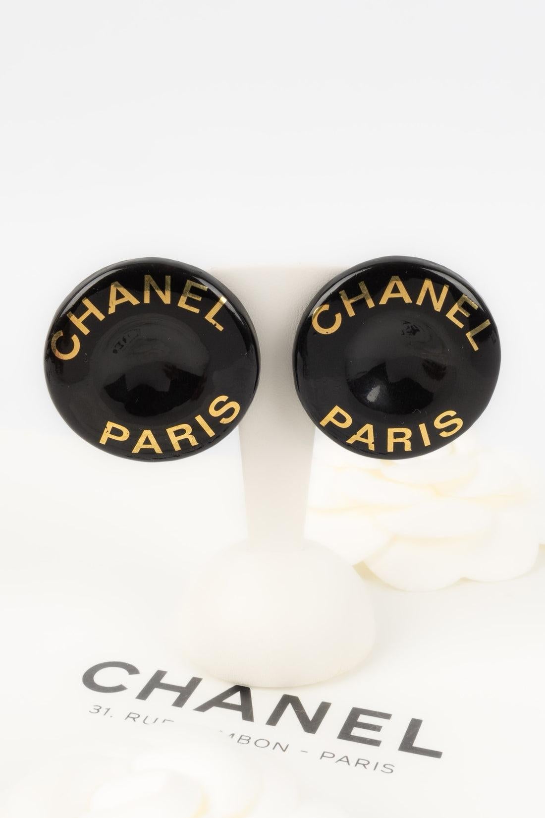 Chanel Clip-on Earrings in Golden Metal and Black Bakelite Spring, 1997 For Sale 2