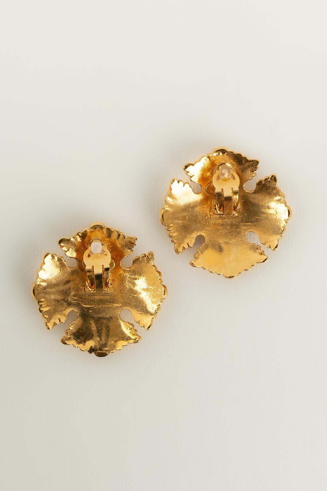Chanel Clip-on Earrings in Golden Metal In Excellent Condition For Sale In SAINT-OUEN-SUR-SEINE, FR