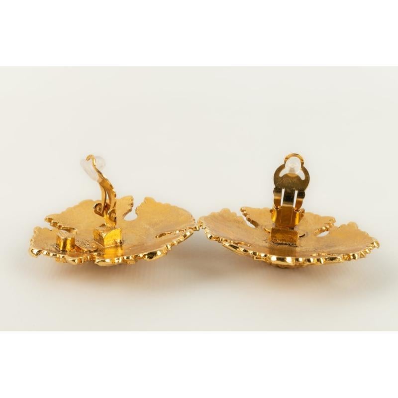 Women's Chanel Clip-on Earrings in Golden Metal For Sale