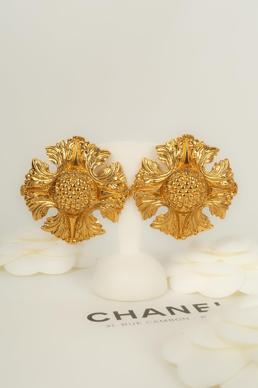 Chanel Clip-on Earrings in Golden Metal For Sale 3