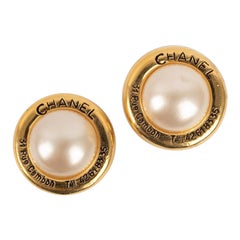 Chanel Clip-on Earrings in Golden Metal with a Pearly Cabochon, 1985s